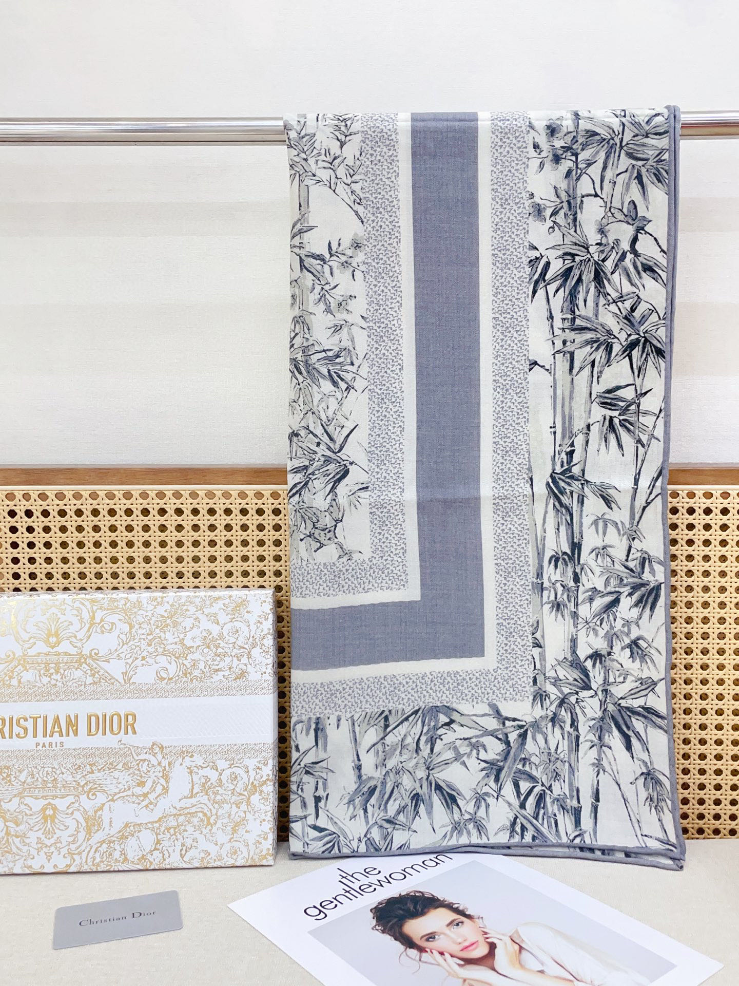 ✨✨【双面同色 丝毛款】CD家羊绒新款 买了都说好看‼️推荐💕双面同色羊绒方巾‼️D家ZG爆款🎁💟立体呈