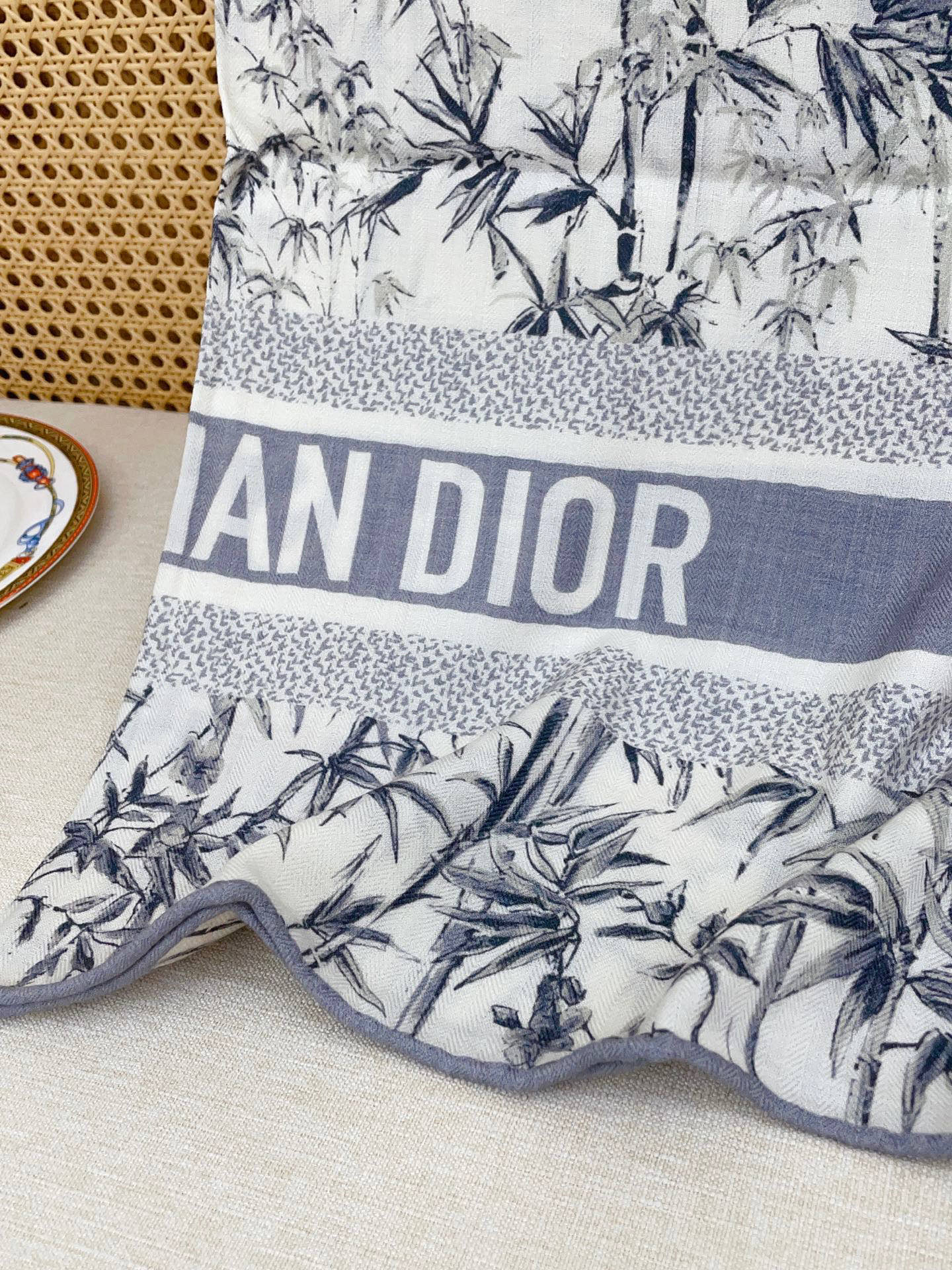 ✨✨【双面同色 丝毛款】CD家羊绒新款 买了都说好看‼️推荐💕双面同色羊绒方巾‼️D家ZG爆款🎁💟立体呈