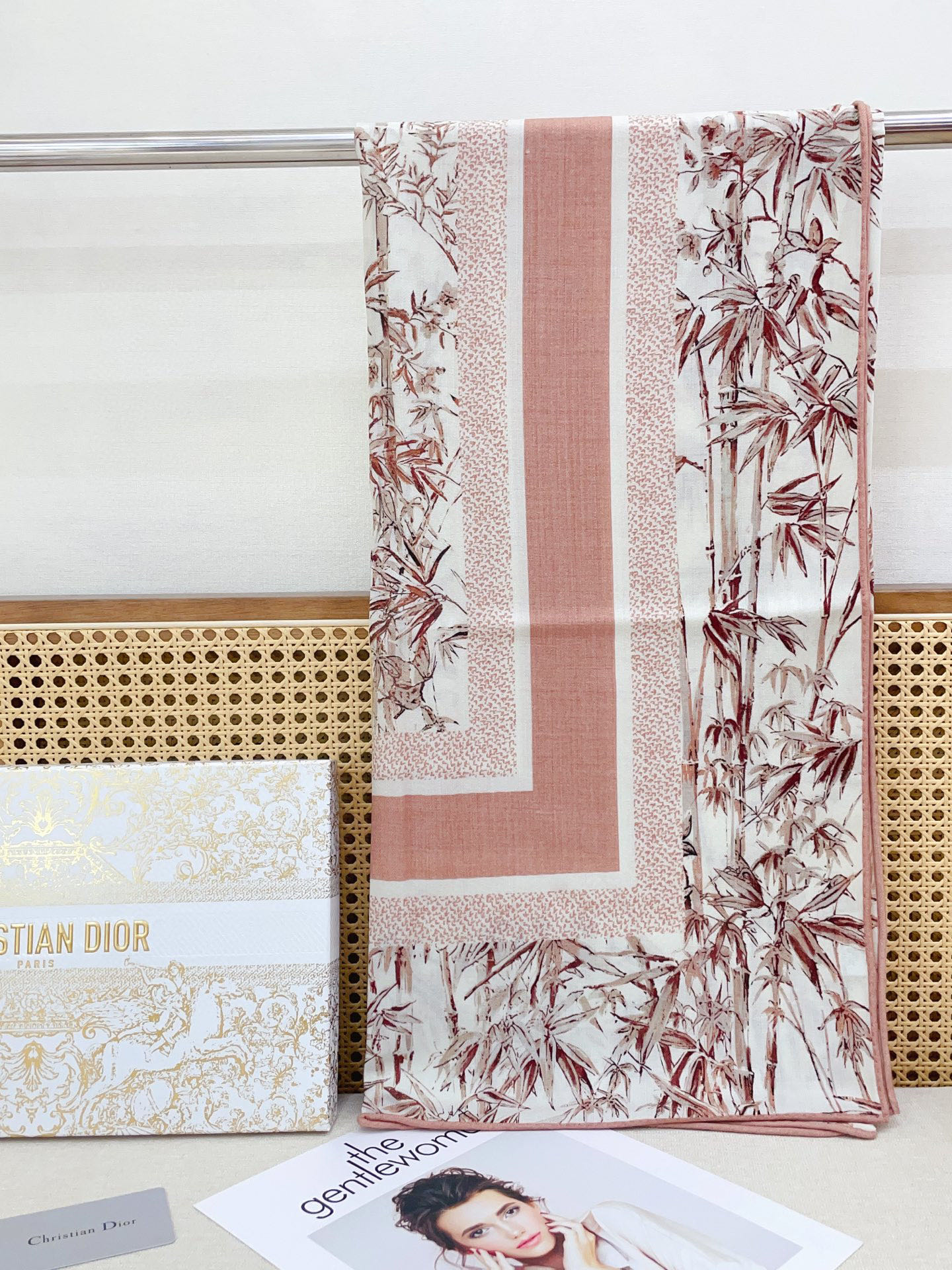 ✨✨【双面同色 丝毛款】CD家羊绒新款 买了都说好看‼️推荐💕双面同色羊绒方巾‼️D家ZG爆款🎁💟立体呈