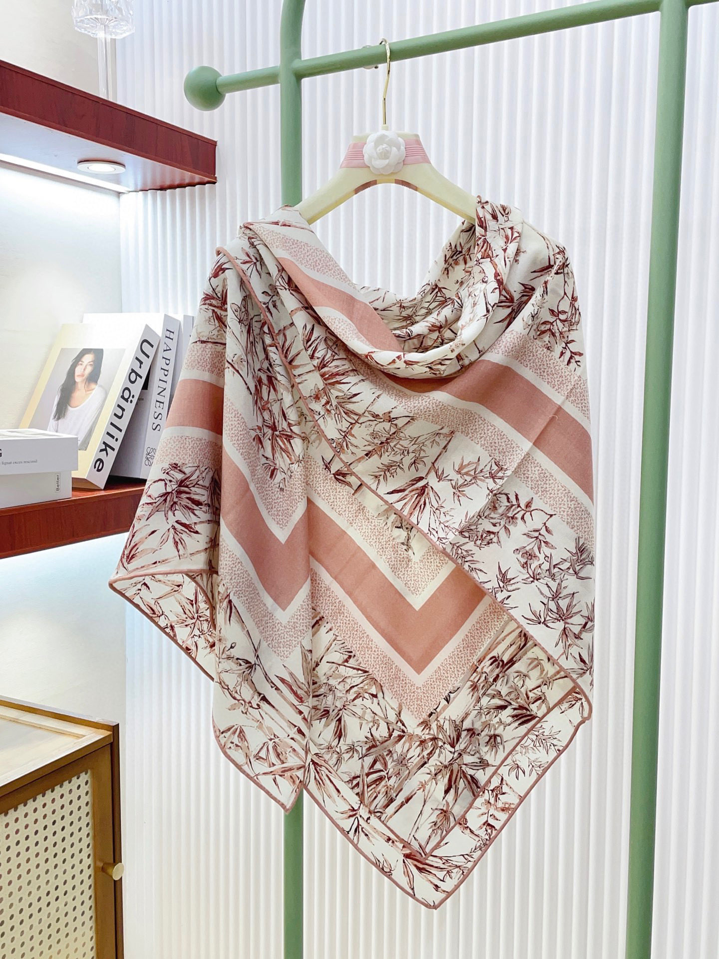 ✨✨【双面同色 丝毛款】CD家羊绒新款 买了都说好看‼️推荐💕双面同色羊绒方巾‼️D家ZG爆款🎁💟立体呈