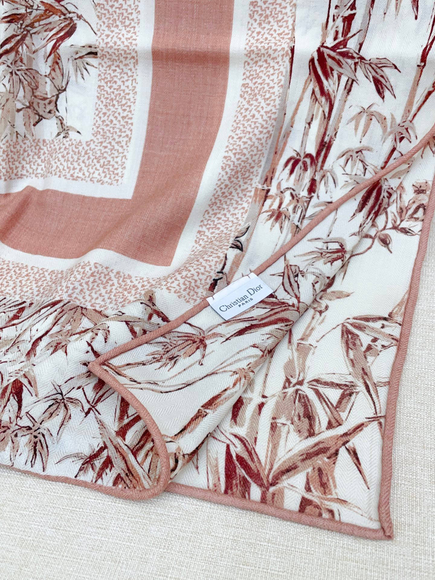 ✨✨【双面同色 丝毛款】CD家羊绒新款 买了都说好看‼️推荐💕双面同色羊绒方巾‼️D家ZG爆款🎁💟立体呈