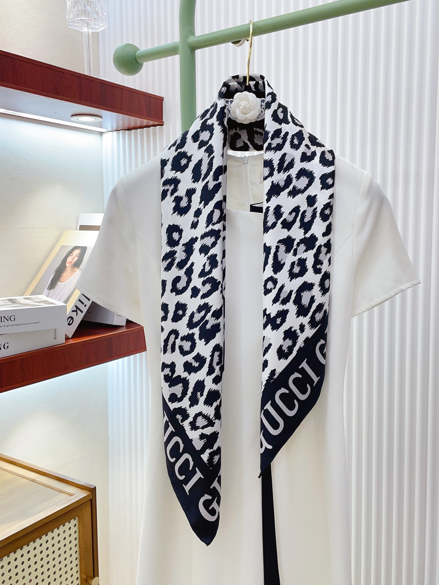 NO:341107,【18 Mmi Double-sided and same color】G home silk new style is said to be good and recommended silk square scarf, top-level craftsmanship and value counter hot products are three-dimensional presentation patterns and patterns, physical grades, high-end technology, high-end research and development, and special cutting-edge technology processing is loved by Bai Fumei. Whether it is quality, style, price, they scream, super high cost performance, absolutely worth buying twill silk, size 90cm*90cm high version scarf, high version scarf, gucci, real silk,19860909【18姆米 双面同色】G家真丝新款买了都说好看推荐真丝方巾,顶级工艺超值专柜爆款立体呈现图案纹路实物档次极高特殊工艺高端研发惊艳问世特殊尖端工艺处理受到白富美的喜欢 无论是品质 款式 价格都令大牌控的她们尖叫 超高性价比 绝对值得入手斜纹真丝,尺寸90cm*90cm高版本围巾,高版本围巾,gucci,real silk,scarf