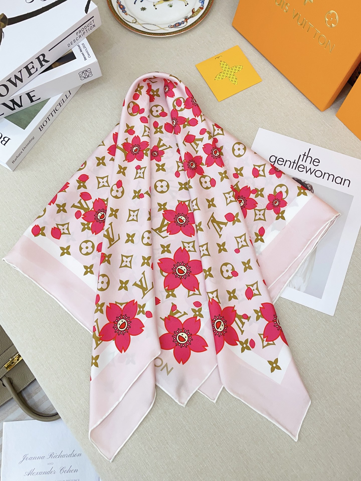 ✨✨【18姆米 双面同色】上身效果疯狂的喜欢❗️专柜也是刚刚上架的，L*最最新款~非常有看头，L的这类元