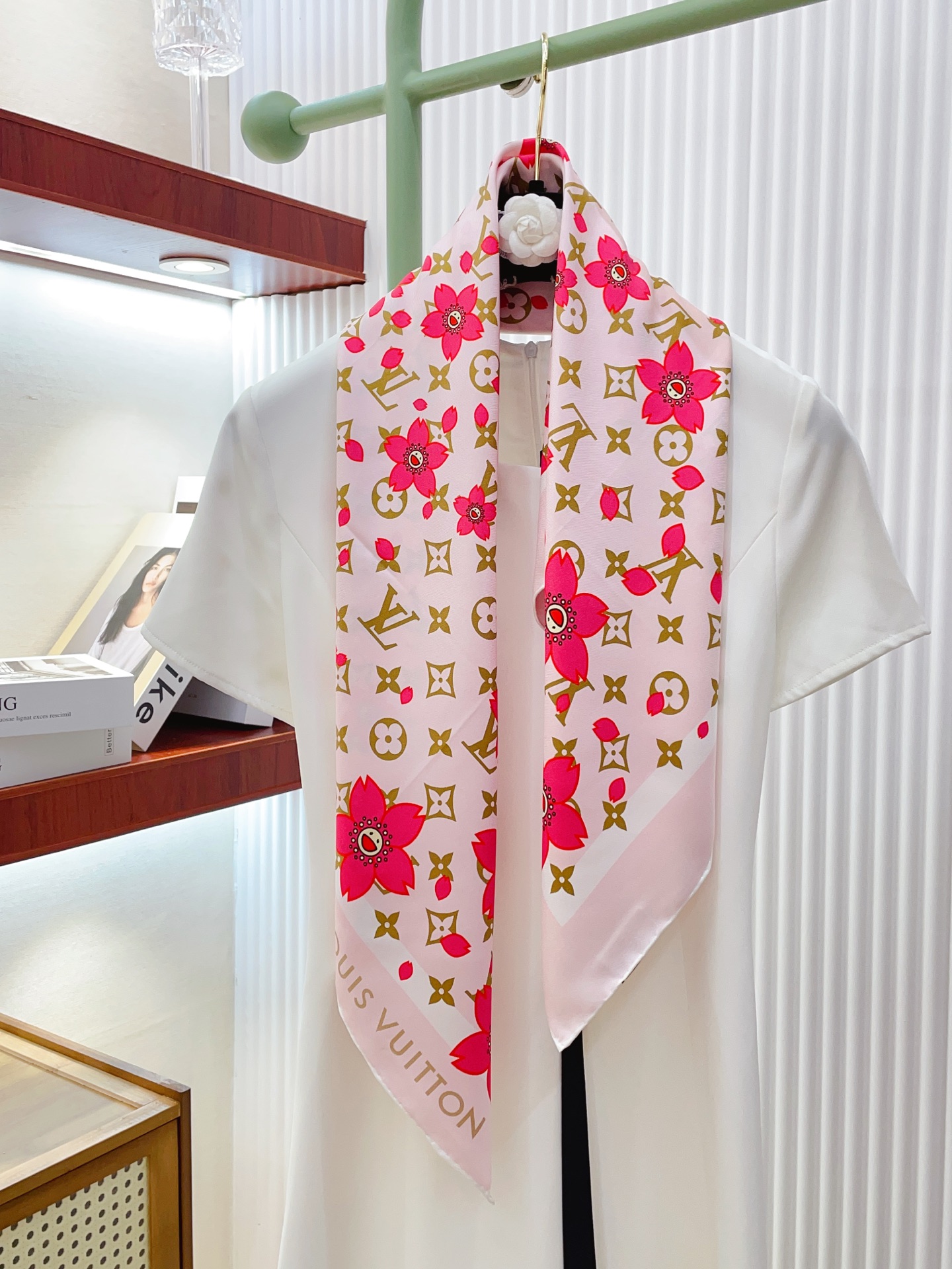 NO:339167,[18 Mmi Double-sided and same color] The upper body effect is crazy. I like the counter. The latest model is just launched on the shelves. L* is very interesting. This kind of element of L has always been the aura of a high-end woman. The combination of fashion and femininity is just right. This combination is really fashionable. Elegant and feminine are very suitable for daily matching. The shiny and curly edges are made very well, and customized fabrics give the scarf a lot easier to shape. A very heavy and luxurious design, but the upper body looks unique and noble temperament!  Simple base with this scarf, simple matching gives people a very comfortable and tasteful brand feel... Recommended 90*90cm top twill silk square scarf, high-version scarf, real silk19860909【18姆米 双面同色】上身效果疯狂的喜欢专柜也是刚刚上架的,L*最最新款~非常有看头,L的这类元素一直是高级女人的气场感,时髦和女人味融合的刚刚好这样的搭配真的是好时髦,优雅女人味非常适合日搭的配色手感,光泽感,卷边都做的非常好,定制级面料.赋予了围巾更非常容易造型.非常重磅奢华的设计,上身却别样衬得人高贵气质！简单的打底配此款围巾,简单的搭配却给人非常舒适有品味的大牌感…推荐90*90cm顶级斜纹真丝方巾高版本围巾,高版本围巾,real silk,scarf