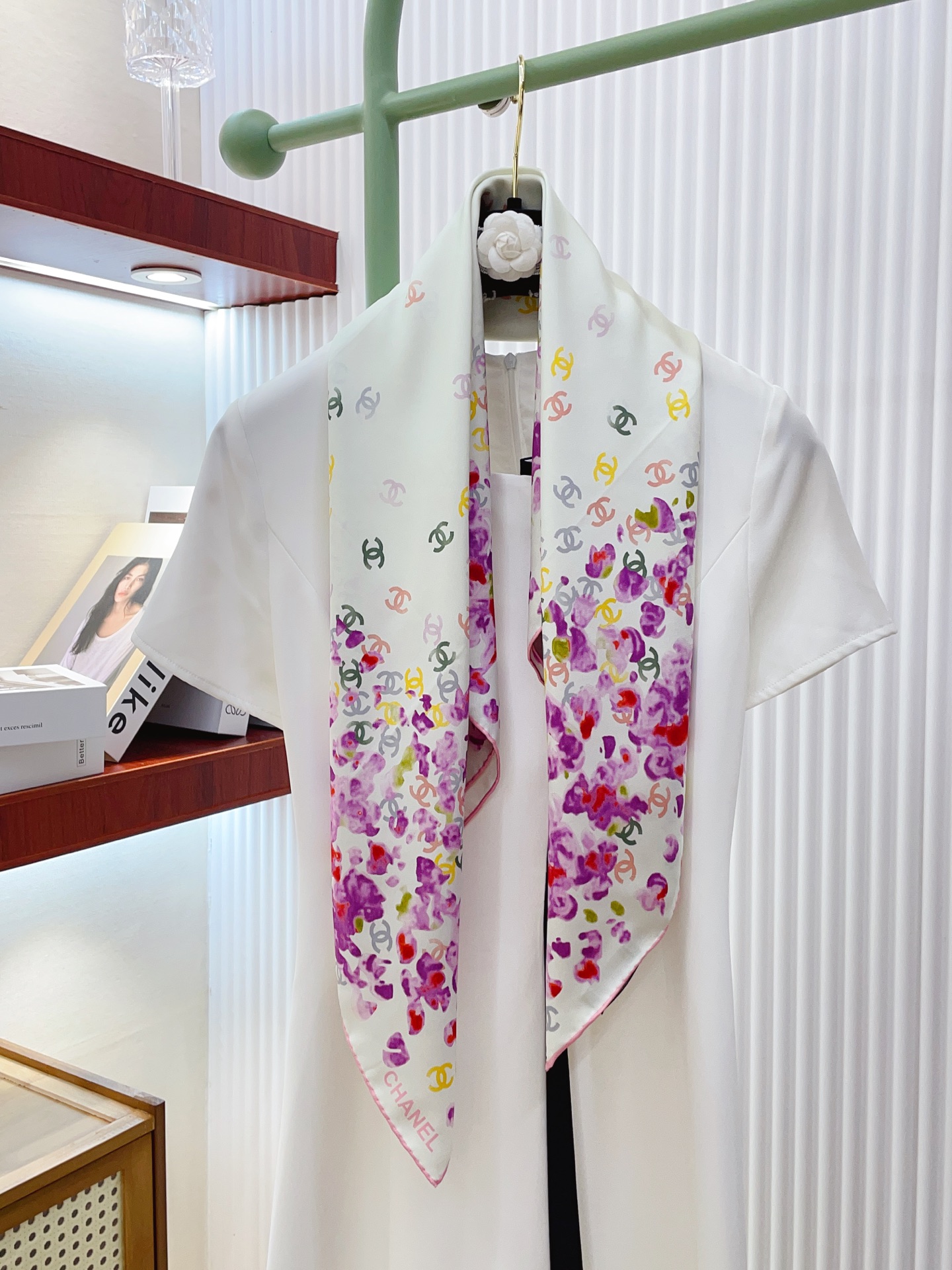 NO:341928,[18 Mmi, double-sided and same color] The new Xiaoxiangmei is beautiful [Tearing] The latest imperial palace-level classic element design style is extremely beautiful. Really, the upper body is extremely skin-skin color, versatile, look at it yourself. The special cutting-edge craftsmanship is loved by Bai Fumei. Whether it is quality, style, price makes the big brand scream. Super high cost performance, absolutely worth buying. Size 90x90cm Twill silk high-version scarf, high-version scarf, real silk.19860909【18姆米 双面同色】新款小香美翻了[流泪]最新御用殿堂级极品经典元素图案设计风格美丽至极 真的 上身极为衬肤色 百搭 好看不好看自己看吧 特殊尖端工艺处理受到白富美的喜欢 无论是品质 款式 价格都令大牌控的她们尖叫 超高性价比 绝对值得入手 尺寸90x90cm 斜纹真丝高版本围巾,高版本围巾,real silk,scarf