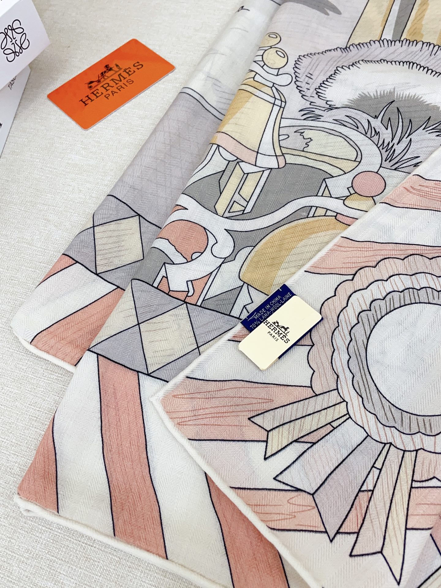 ✨✨【双面异色 丝毛款】H家羊绒新款 买了都说好看‼️推荐💕双面同色羊绒方巾‼️H家ZG爆款🎁💟立体呈现