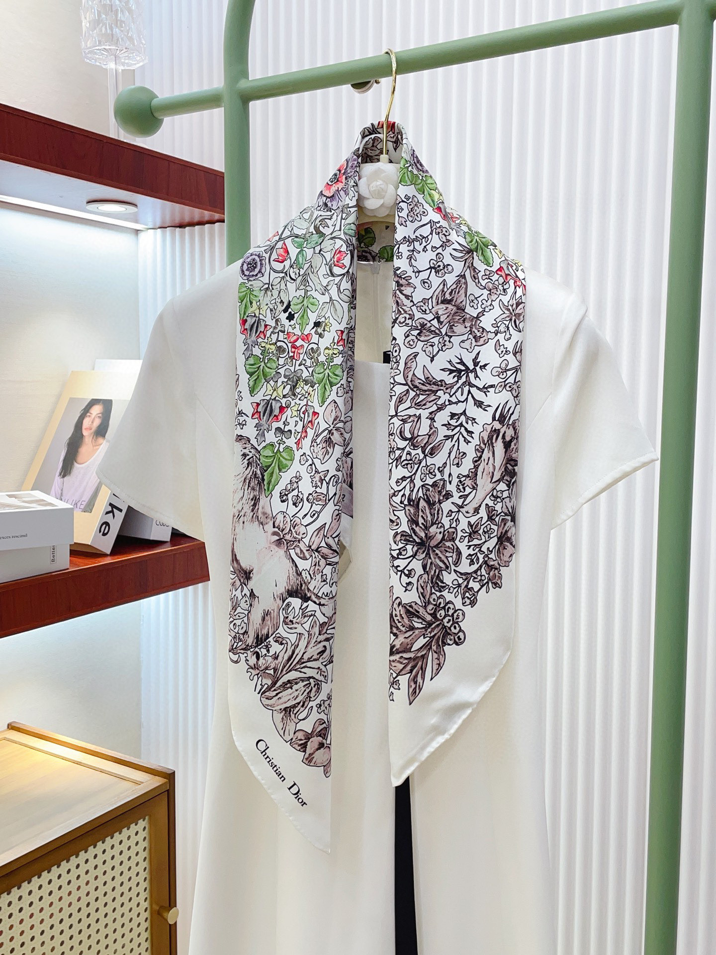 NO:339144,[18 Mmi Double-sided same color] High-end feel CD [Flower Five Stars 90] High-end and fashionable color matching is very exquisite, with ingenious patterns, and the upper body is simply amazing. It can be matched with a very young outfit. It is enough to make any mediocre outfit amazing, with rich matching functions and soft. The feel, luster and curled edges are made very well, and customized fabrics give the scarf a lot easier to shape. Simple matching gives people a very comfortable and tasteful big brand feel... Recommended 90*90cm top twill silk square scarf, high-end scarf, real silk, recommended 90*90cm top twill silk square scarf, high-end scarf, real silk19860909【18姆米 双面同色】高级感爆棚CD【花朵五星 90】高级时髦风配色非常考究,图案匠心,上身简直美得太惊艳了融入日常的单品,可以搭配很年轻的穿搭方式.它足以让任何一件平庸的服装变得惊艳无比,有着丰富搭配功能柔软.手感,光泽感,卷边都做的非常好,定制级面料.赋予了围巾更非常容易造型.简单的搭配却给人非常舒适有品味的大牌感…推荐90*90cm顶级斜纹真丝方巾高版本围巾,高版本围巾,real silk,scarf