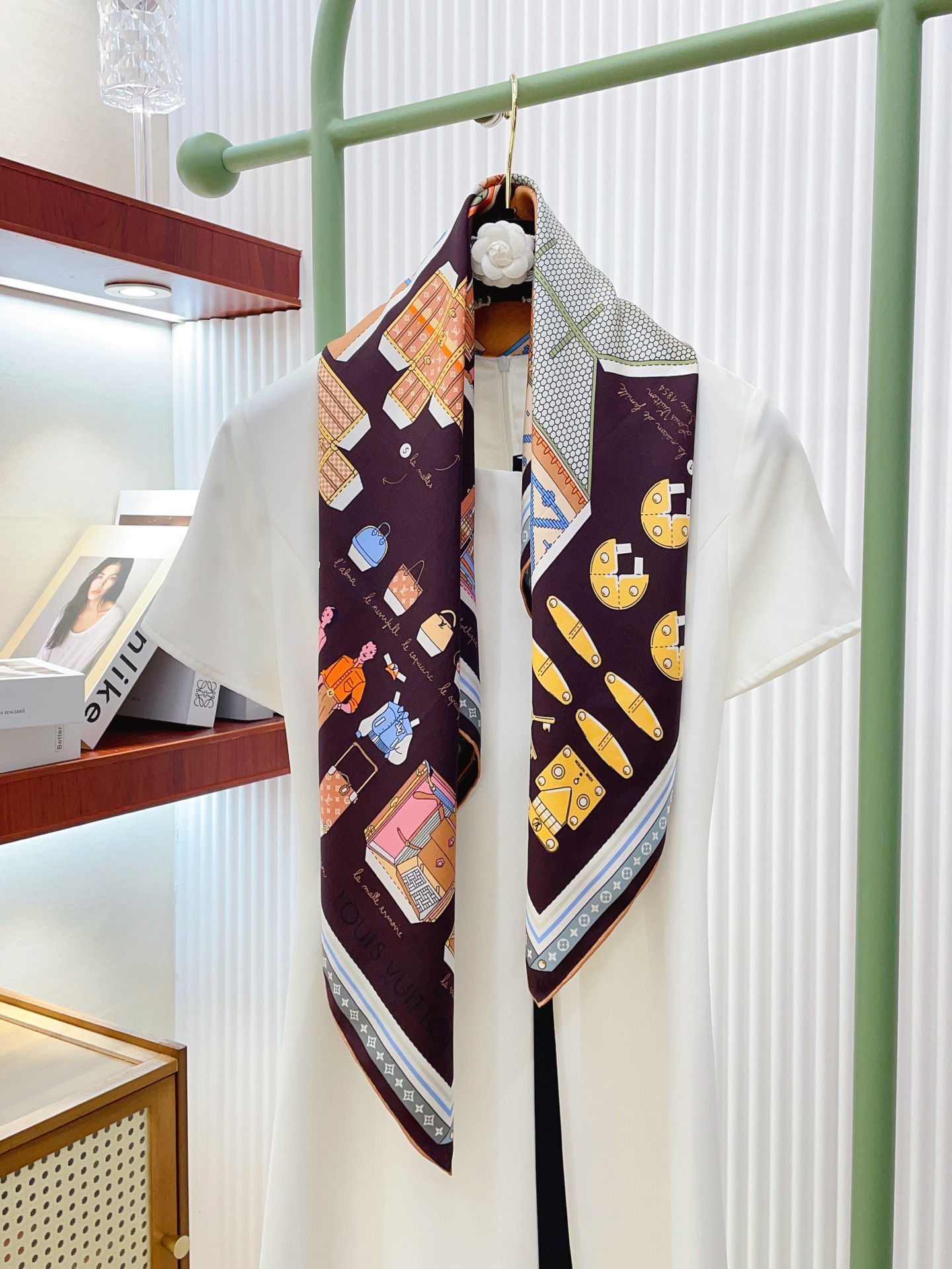 NO:337928,[18 Mmi Double-sided and same color] The upper body effect is crazy. I like the counter. It is also just launched on the shelves. L*’s latest style~ It’s very eye-catching. This kind of element of L has always been the aura of a high-end woman. The combination of fashion and femininity is just right. This combination is really fashionable. Elegant and feminine are very suitable for daily matching. The touch is made of gloss and curly edges. Custom-grade fabrics give the scarf more easy to shape. A very heavy and luxurious design, but the upper body looks unique and noble temperament!  Simple base with this scarf, simple matching gives people a very comfortable and tasteful brand feel... Recommended 90*90cm top twill silk square scarf, high-version scarf, real silk19860909【18姆米 双面同色】上身效果疯狂的喜欢专柜也是刚刚上架的,L*最最新款~非常有看头,L的这类元素一直是高级女人的气场感,时髦和女人味融合的刚刚好这样的搭配真的是好时髦,优雅女人味非常适合日搭的配色手感,光泽感,卷边都做的非常好,定制级面料.赋予了围巾更非常容易造型.非常重磅奢华的设计,上身却别样衬得人高贵气质！简单的打底配此款围巾,简单的搭配却给人非常舒适有品味的大牌感…推荐90*90cm顶级斜纹真丝方巾高版本围巾,高版本围巾,real silk,scarf