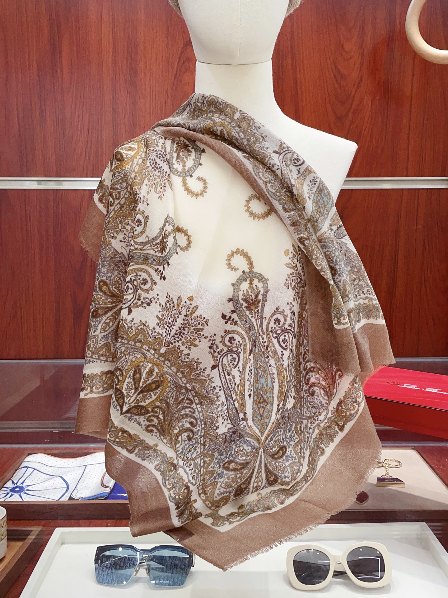 NO:337965,[Cashmere Model 70 Size] New Product LP Home Autumn and Winter Cashmere Model Switch the shape at will, small and elegant style 70*70 Gold Size High-end and fashionable without being too ostentatious, very design-like~ The temperament is in the bones!  The new series released this year~ It is really beautiful with such a design!  Must-in!  The upper body effect is so high-end and elegant!  cashmere high-version scarf, high-version scarf, loro piana, gold19860909【羊绒款 70尺寸】新品 LP家秋冬羊绒款 随意切换造型 ,小巧又不失优雅的款式 70*70 黄金尺寸 高级时尚又不会过于张扬,很有设计感~气质到骨子里！今年新出的系列~真的被这样的设计美！必入！上身效果简直高级优雅气质到不行！羊绒高版本围巾,高版本围巾,loro piana,gold,scarf