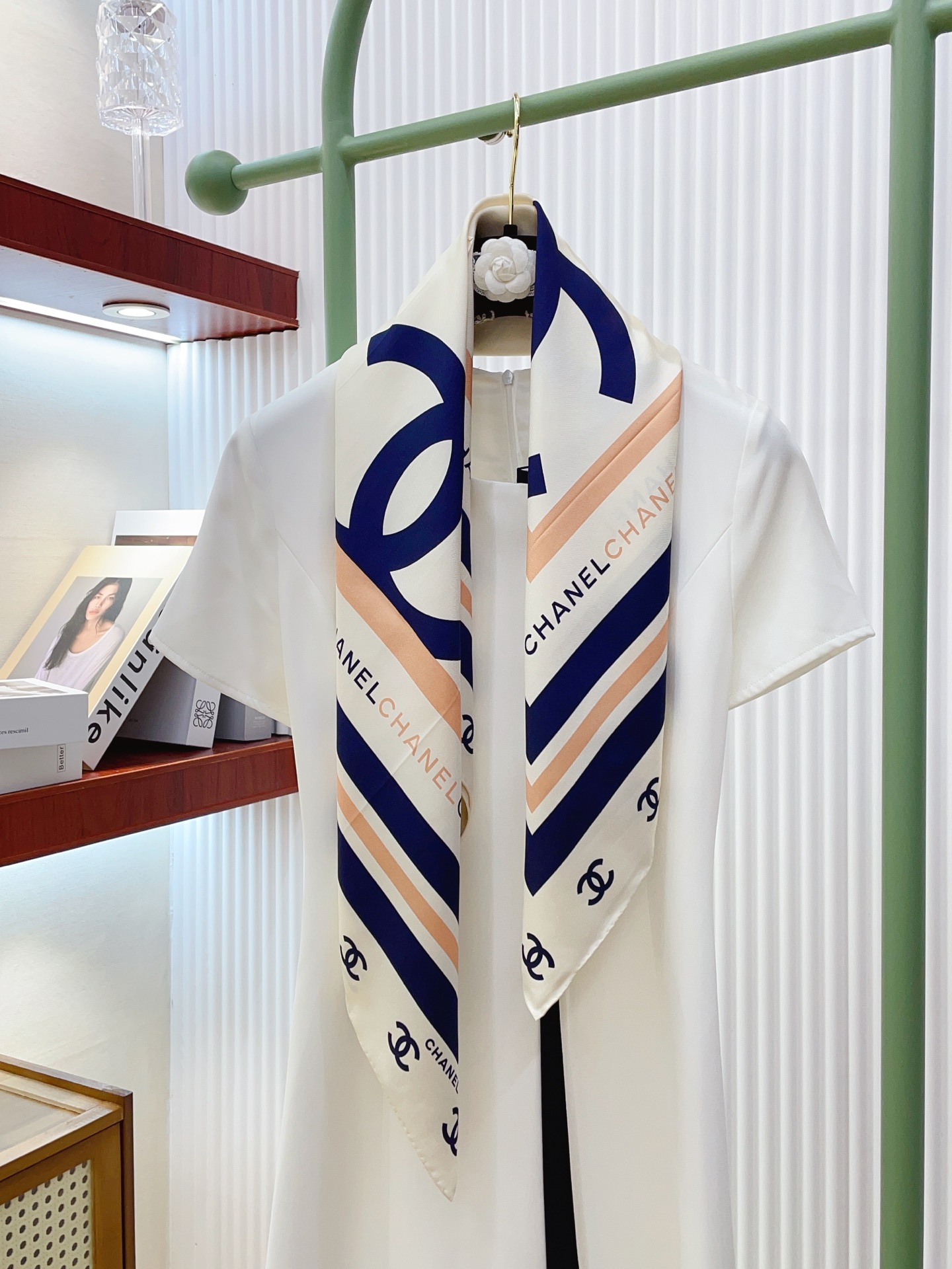 NO:337908,[18 Mmi, double-sided and same color] The new Xiaoxiangmei is beautiful [Tearing] The latest imperial palace-level classic element design style is extremely beautiful. Really, the upper body is extremely skin-skin color, versatile, look at it yourself. The special cutting-edge craftsmanship is loved by Bai Fumei. Whether it is quality, style, price makes the big brand scream. Super high cost performance, absolutely worth buying. Size 90x90cm Twill silk high-version scarf, high-version scarf, real silk.19860909【18姆米 双面同色】新款小香美翻了[流泪]最新御用殿堂级极品经典元素图案设计风格美丽至极 真的 上身极为衬肤色 百搭 好看不好看自己看吧 特殊尖端工艺处理受到白富美的喜欢 无论是品质 款式 价格都令大牌控的她们尖叫 超高性价比 绝对值得入手 尺寸90x90cm 斜纹真丝高版本围巾,高版本围巾,real silk,scarf