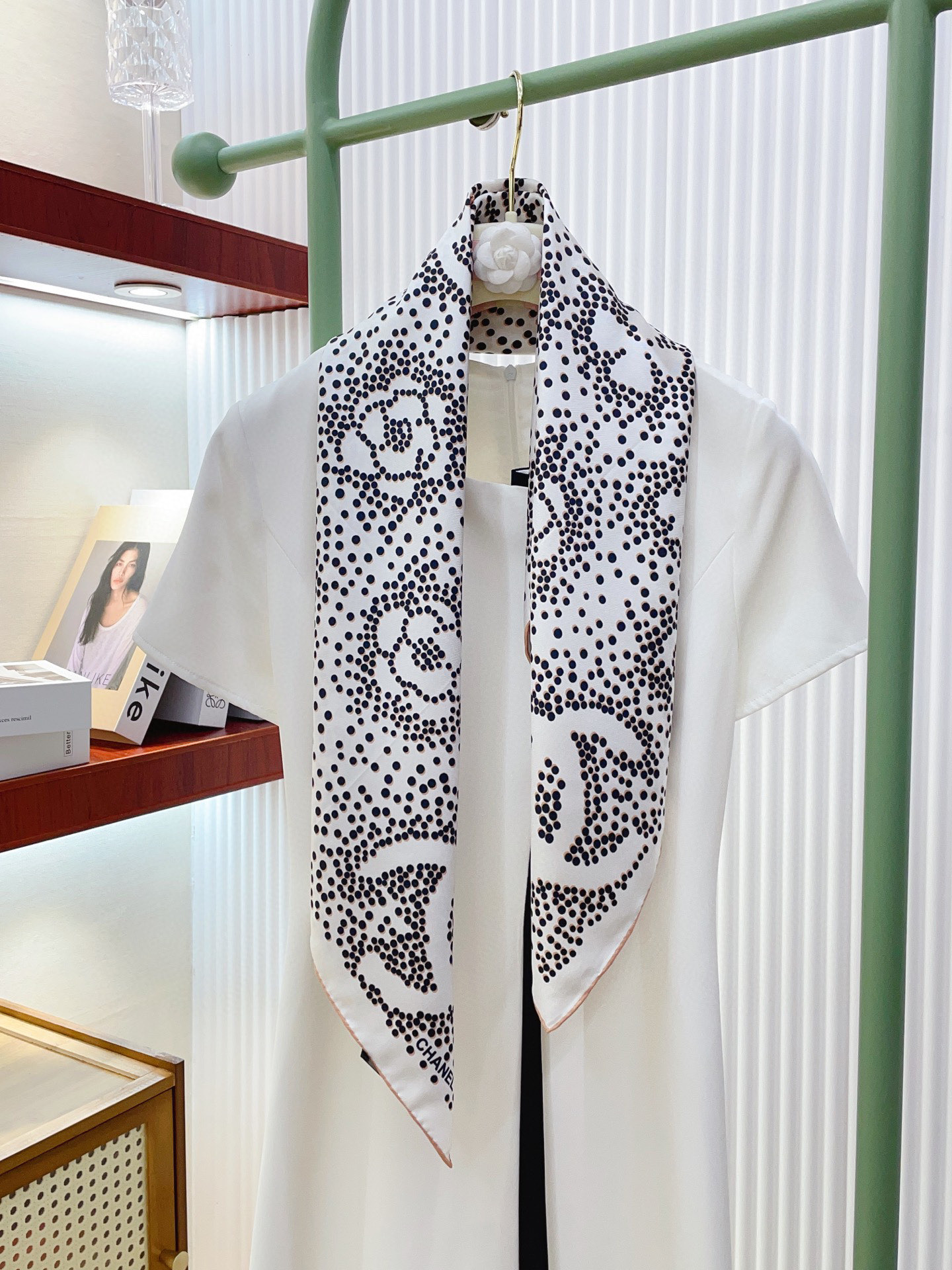 NO:337976,[18 Mmi, double-sided same color] New small fragrance [fragment combination] Beautiful [Tearing] The imperial palace-level classic element pattern design style is extremely beautiful. Really, the upper body is extremely skin-skin color versatile. Look at it yourself if you look good or not. Size 90x90cm Twill silk high-version scarf, high-version scarf, real silk.19860909【18姆米 双面同色】新款小香【碎花组合】美翻了[流泪]御用殿堂级极品经典元素图案设计风格美丽至极 真的 上身极为衬肤色 百搭 好看不好看自己看吧 尺寸90x90cm 斜纹真丝高版本围巾,高版本围巾,real silk,scarf