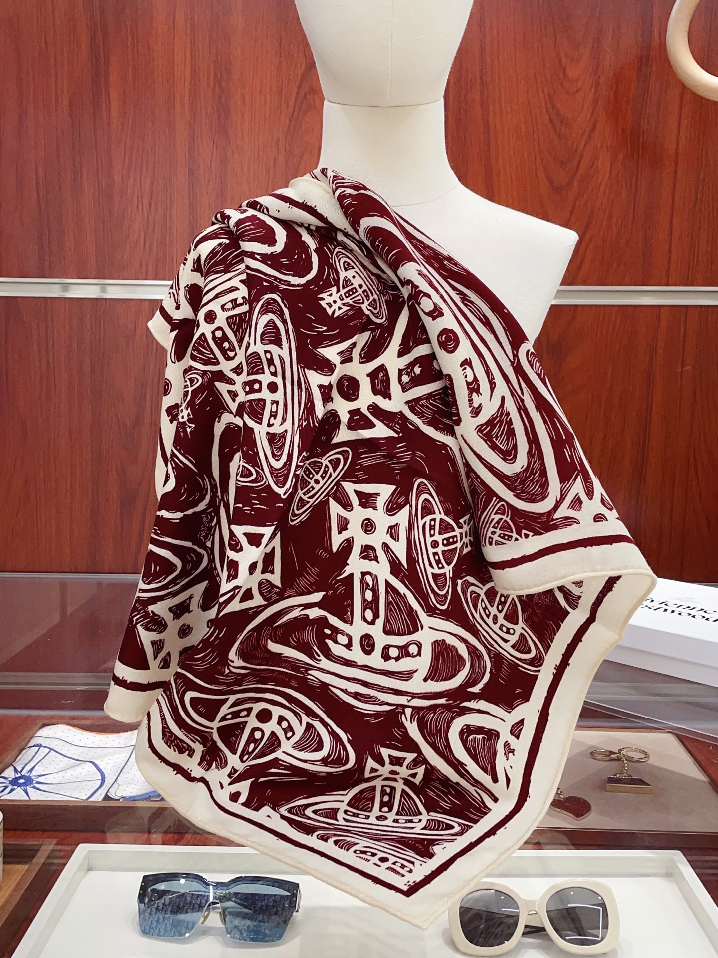 NO:337901,[Silk wool style, double-sided and same color] New product, Queen Mother's family [small square scarf] Spring and summer silk style, switch the shape at will, small and elegant style 65*65 gold size, high-end and fashionable without being too ostentatious, very design-like, temperament to the bone!  The new series released this year~ It is really beautiful with such a design!  Must-in!  The upper body effect is so high-end and elegant!  High-version scarf, high-version scarf, real silk, gold19860909【丝毛款 双面同色】新品 西太后家【小方巾】春夏真丝款 随意切换造型 ,小巧又不失优雅的款式 65*65 黄金尺寸 高级时尚又不会过于张扬,很有设计感~气质到骨子里！今年新出的系列~真的被这样的设计美！必入！上身效果简直高级优雅气质到不行！高版本围巾,高版本围巾,real silk,gold,scarf