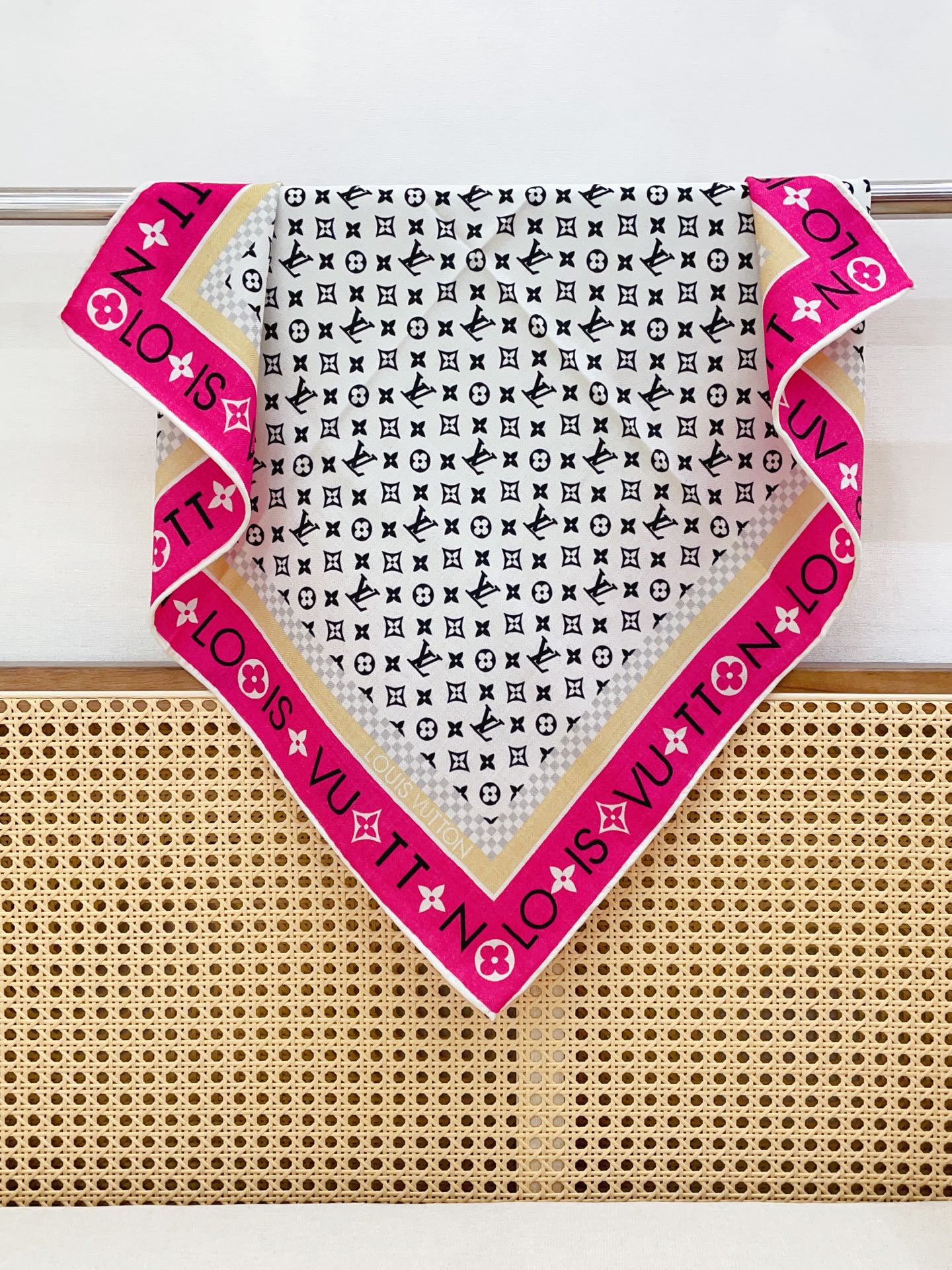 ✨✨【丝毛款 双面同色】新品 L家【小方巾】秋冬丝毛款 随意切换造型 ,小巧又不失优雅的款式 60*60