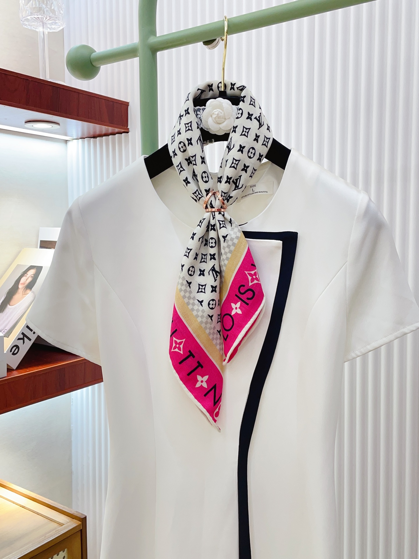 ✨✨【丝毛款 双面同色】新品 L家【小方巾】秋冬丝毛款 随意切换造型 ,小巧又不失优雅的款式 60*60