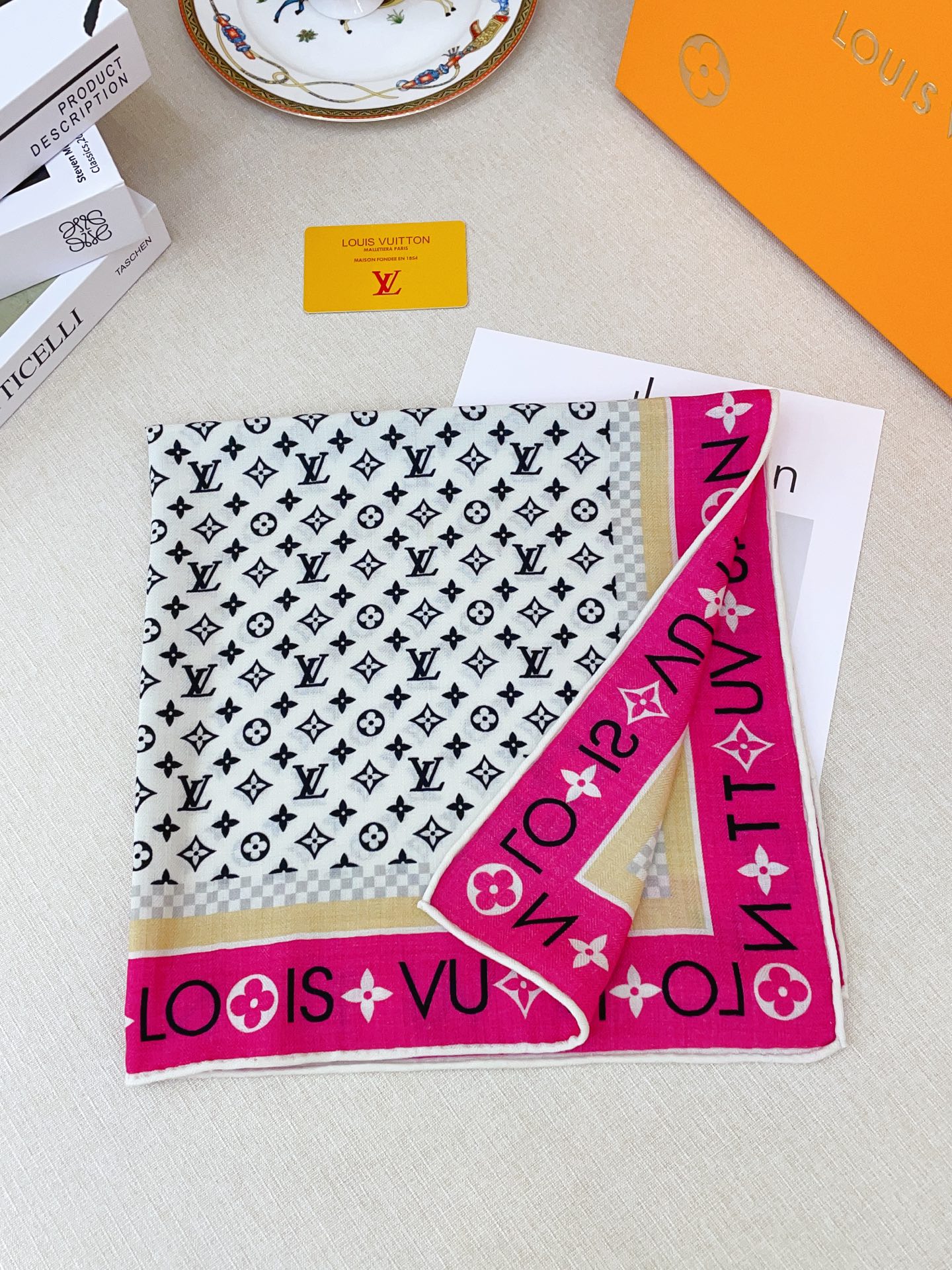 ✨✨【丝毛款 双面同色】新品 L家【小方巾】秋冬丝毛款 随意切换造型 ,小巧又不失优雅的款式 60*60