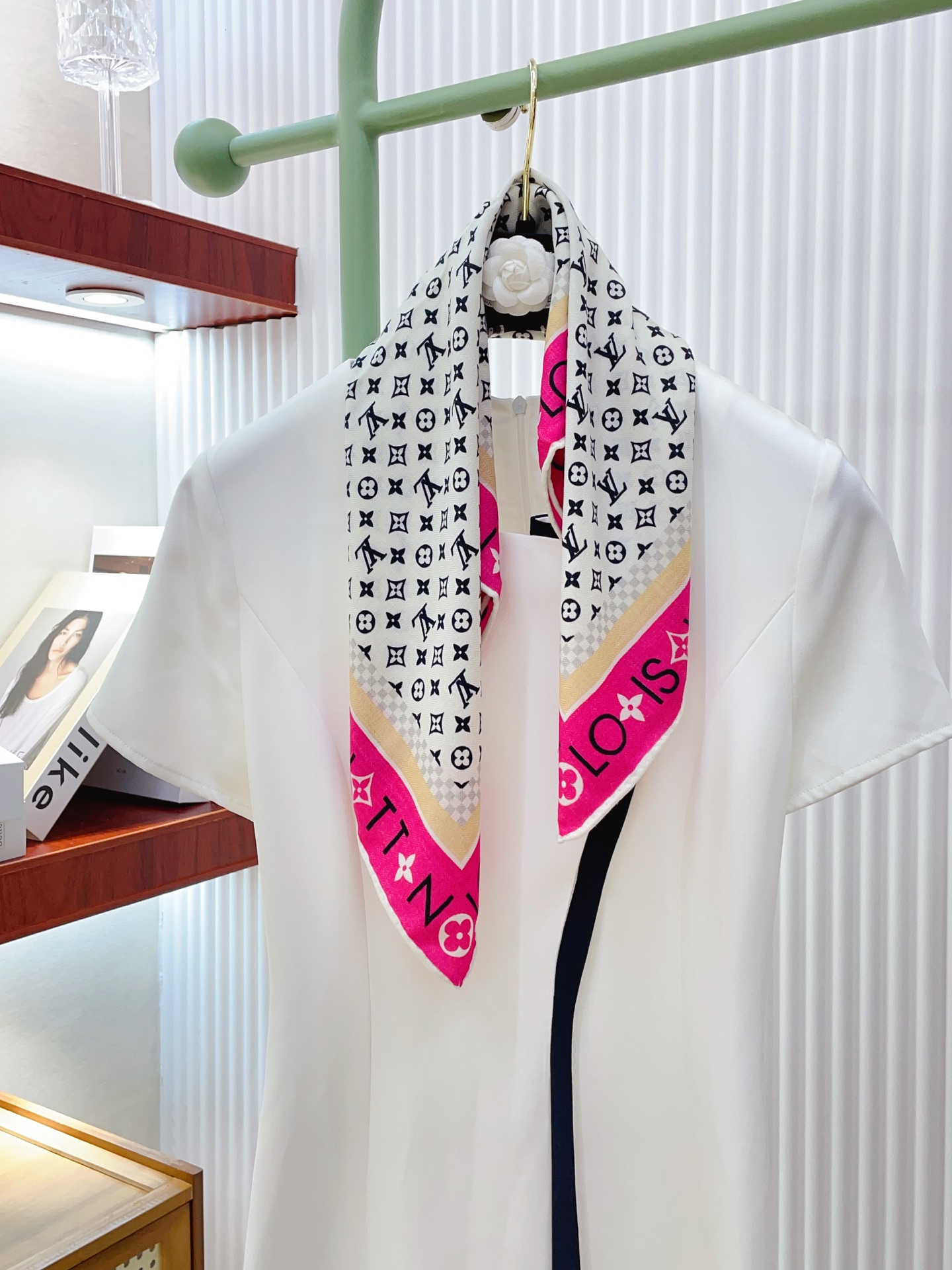 ✨✨【丝毛款 双面同色】新品 L家【小方巾】秋冬丝毛款 随意切换造型 ,小巧又不失优雅的款式 60*60