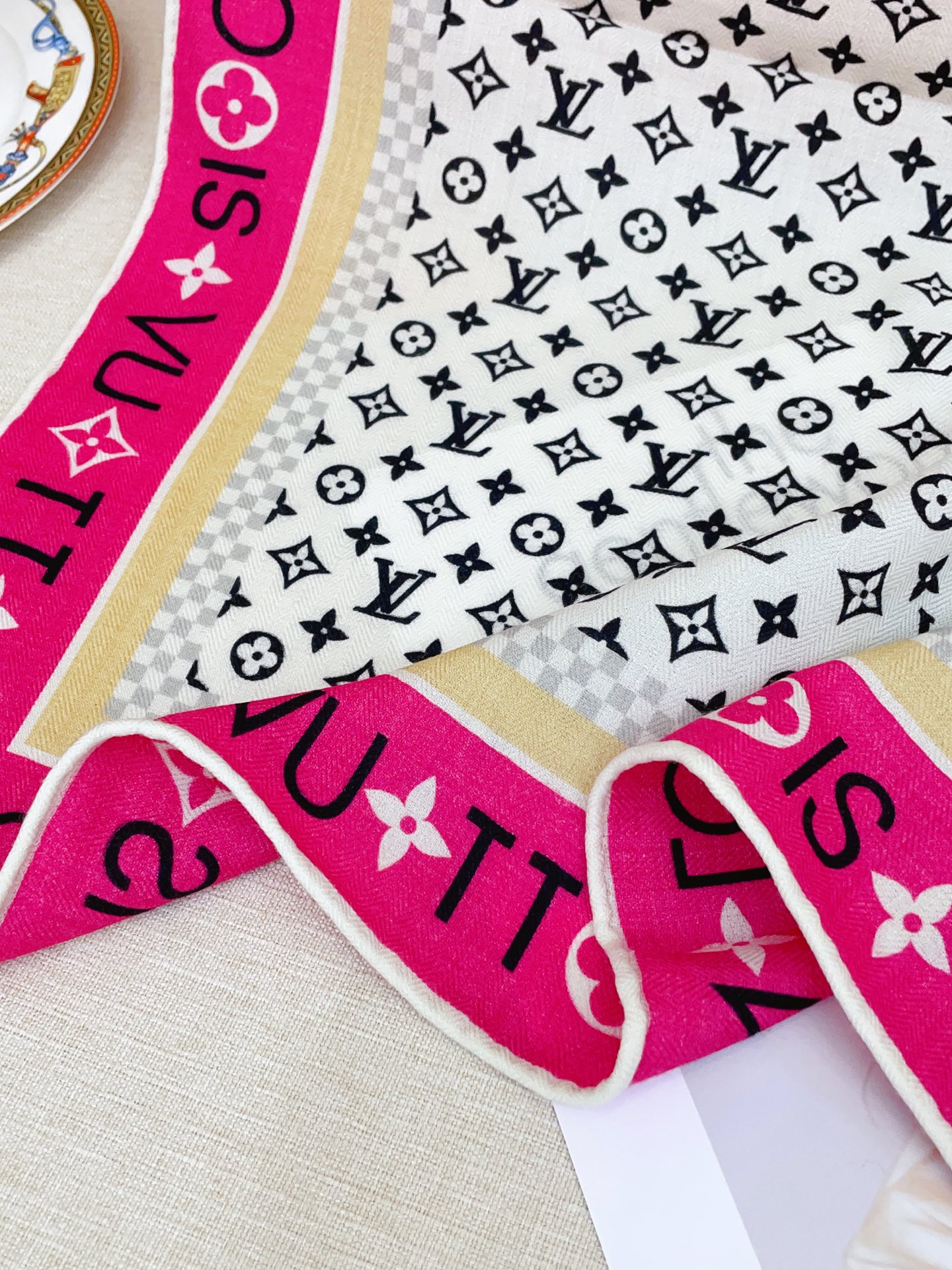 ✨✨【丝毛款 双面同色】新品 L家【小方巾】秋冬丝毛款 随意切换造型 ,小巧又不失优雅的款式 60*60