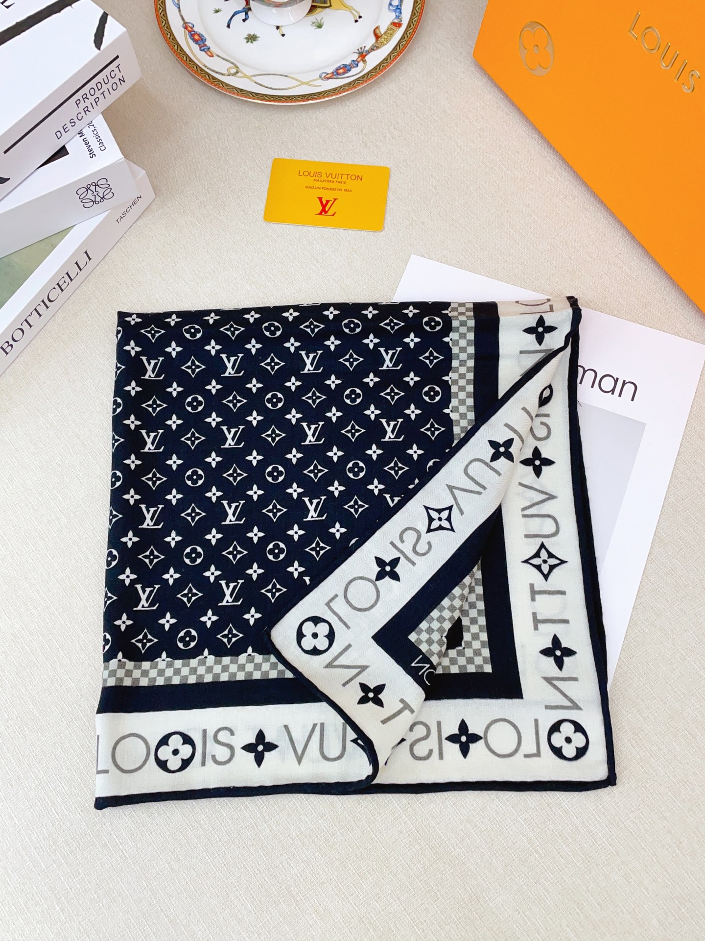 ✨✨【丝毛款 双面同色】新品 L家【小方巾】秋冬丝毛款 随意切换造型 ,小巧又不失优雅的款式 60*60