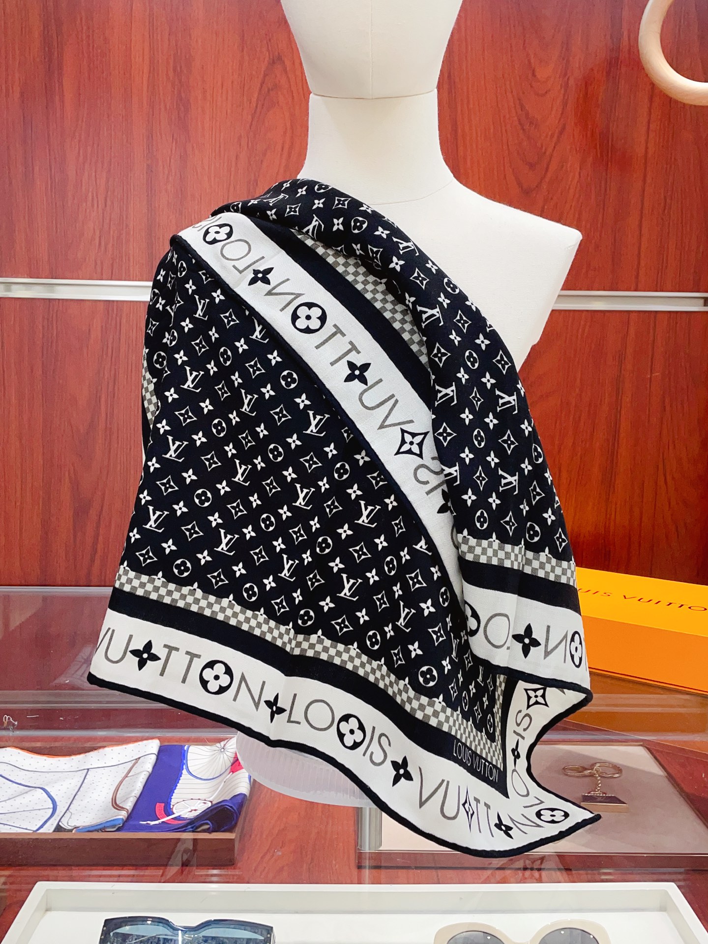 NO:337910,[Silk wool style, double-sided and same color] New product L Home [Small square scarf] Autumn and winter silk wool style. Switch the shape at will, small and elegant style 60*60 Gold size. High-end and fashionable without being too ostentatious, very design-like!  The new series released this year~ It is really beautiful with such a design!  Must-in!  The upper body effect is so high-end and elegant!  70 cashmere silk high-version scarf, high-version scarf, louis vuitton, gold19860909【丝毛款 双面同色】新品 L家【小方巾】秋冬丝毛款 随意切换造型 ,小巧又不失优雅的款式 60*60 黄金尺寸 高级时尚又不会过于张扬,很有设计感~气质到骨子里！今年新出的系列~真的被这样的设计美！必入！上身效果简直高级优雅气质到不行！70羊绒丝高版本围巾,高版本围巾,louis vuitton,gold,scarf