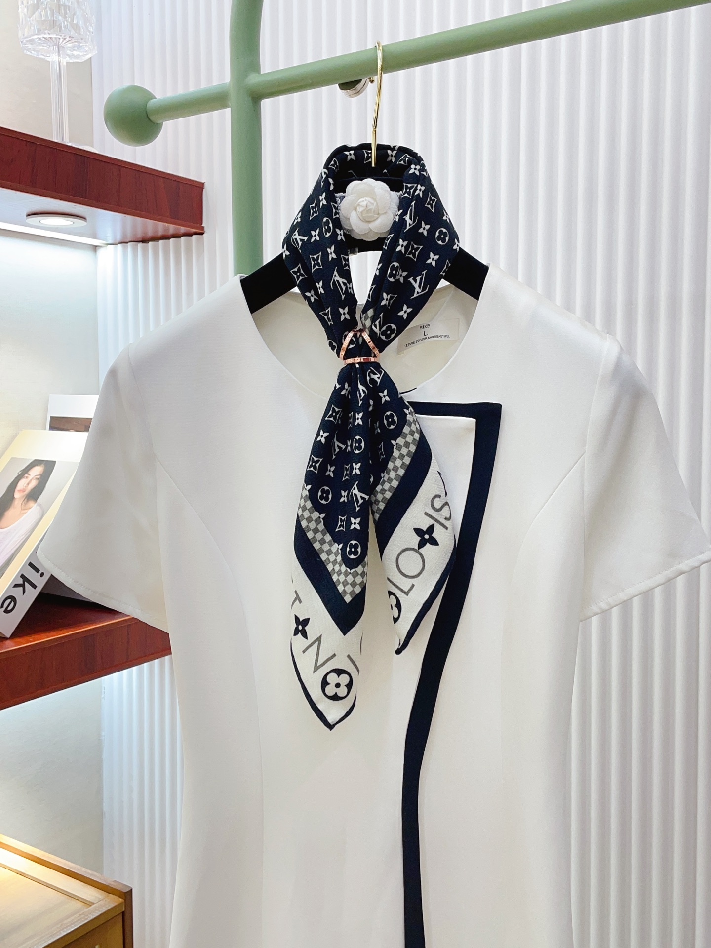 ✨✨【丝毛款 双面同色】新品 L家【小方巾】秋冬丝毛款 随意切换造型 ,小巧又不失优雅的款式 60*60