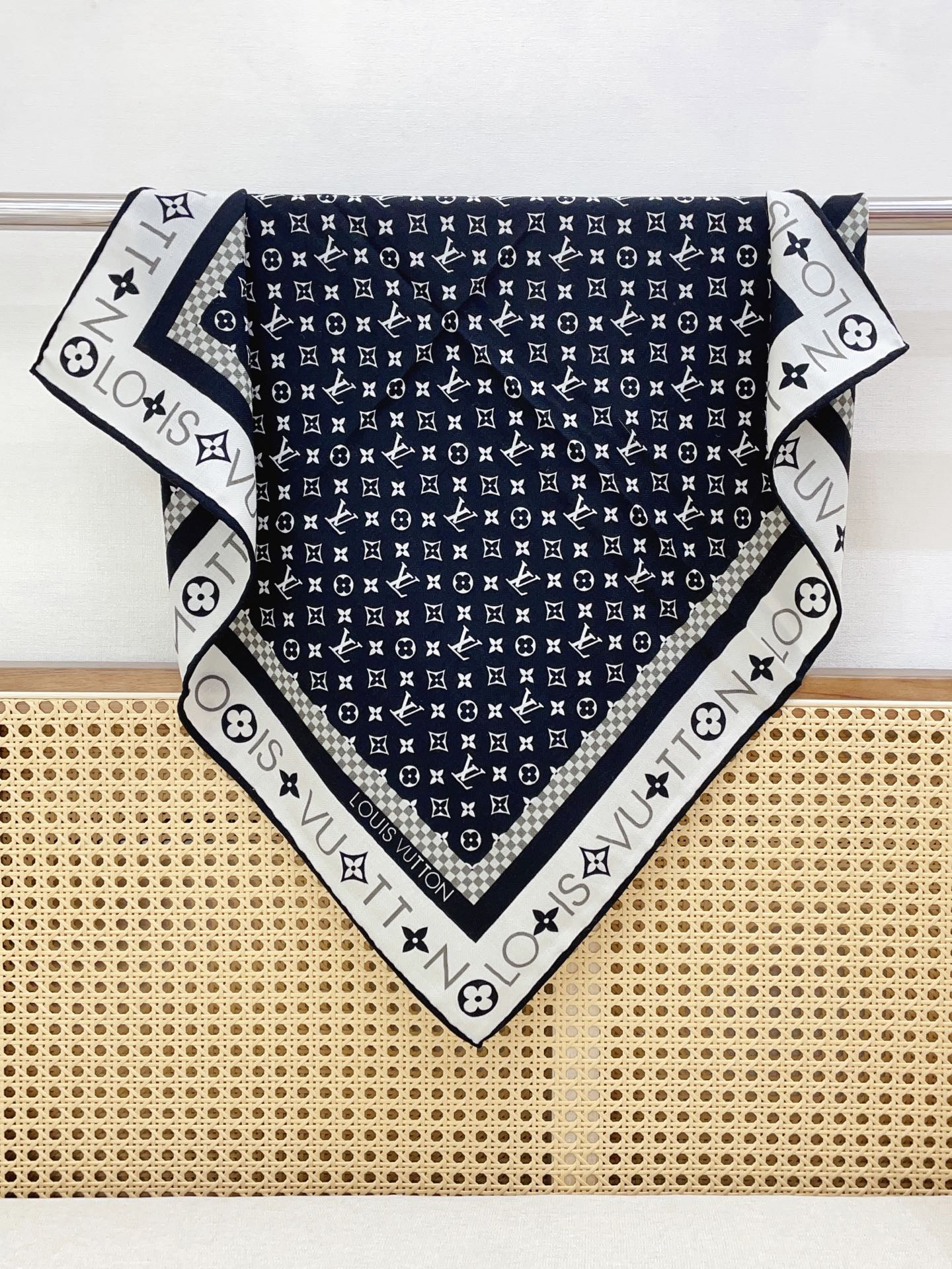 ✨✨【丝毛款 双面同色】新品 L家【小方巾】秋冬丝毛款 随意切换造型 ,小巧又不失优雅的款式 60*60