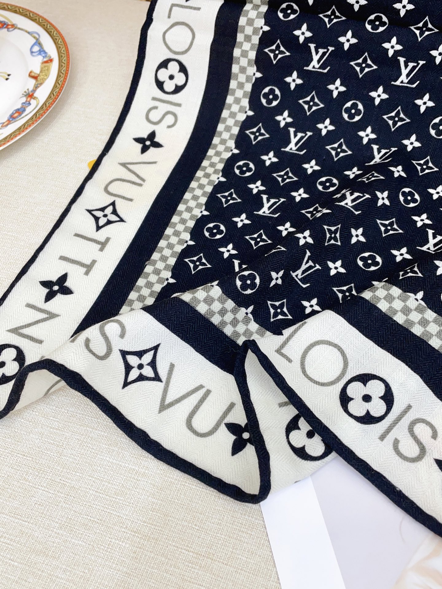 ✨✨【丝毛款 双面同色】新品 L家【小方巾】秋冬丝毛款 随意切换造型 ,小巧又不失优雅的款式 60*60