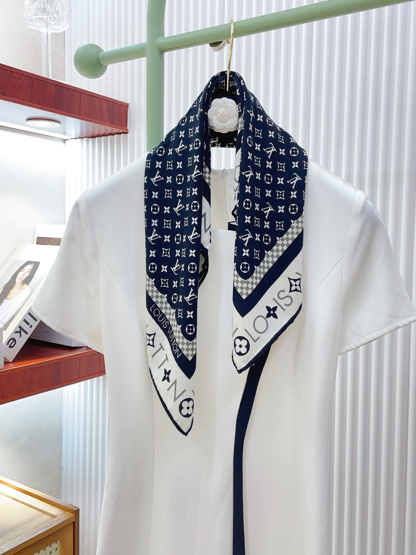 ✨✨【丝毛款 双面同色】新品 L家【小方巾】秋冬丝毛款 随意切换造型 ,小巧又不失优雅的款式 60*60