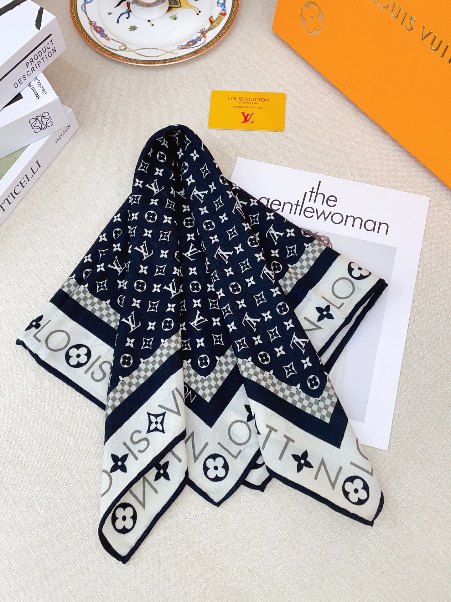 ✨✨【丝毛款 双面同色】新品 L家【小方巾】秋冬丝毛款 随意切换造型 ,小巧又不失优雅的款式 60*60