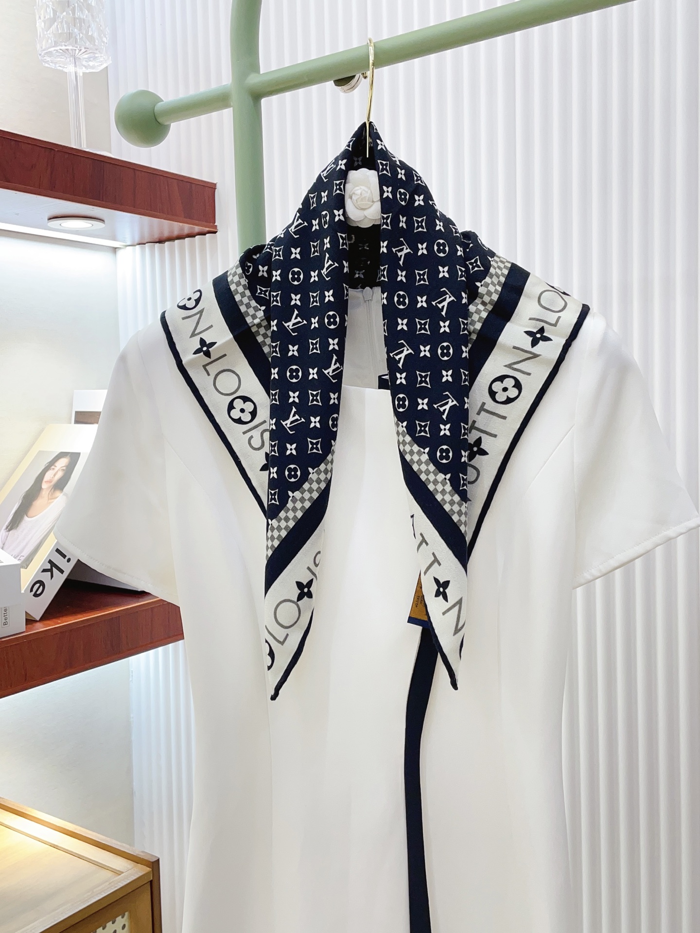 ✨✨【丝毛款 双面同色】新品 L家【小方巾】秋冬丝毛款 随意切换造型 ,小巧又不失优雅的款式 60*60