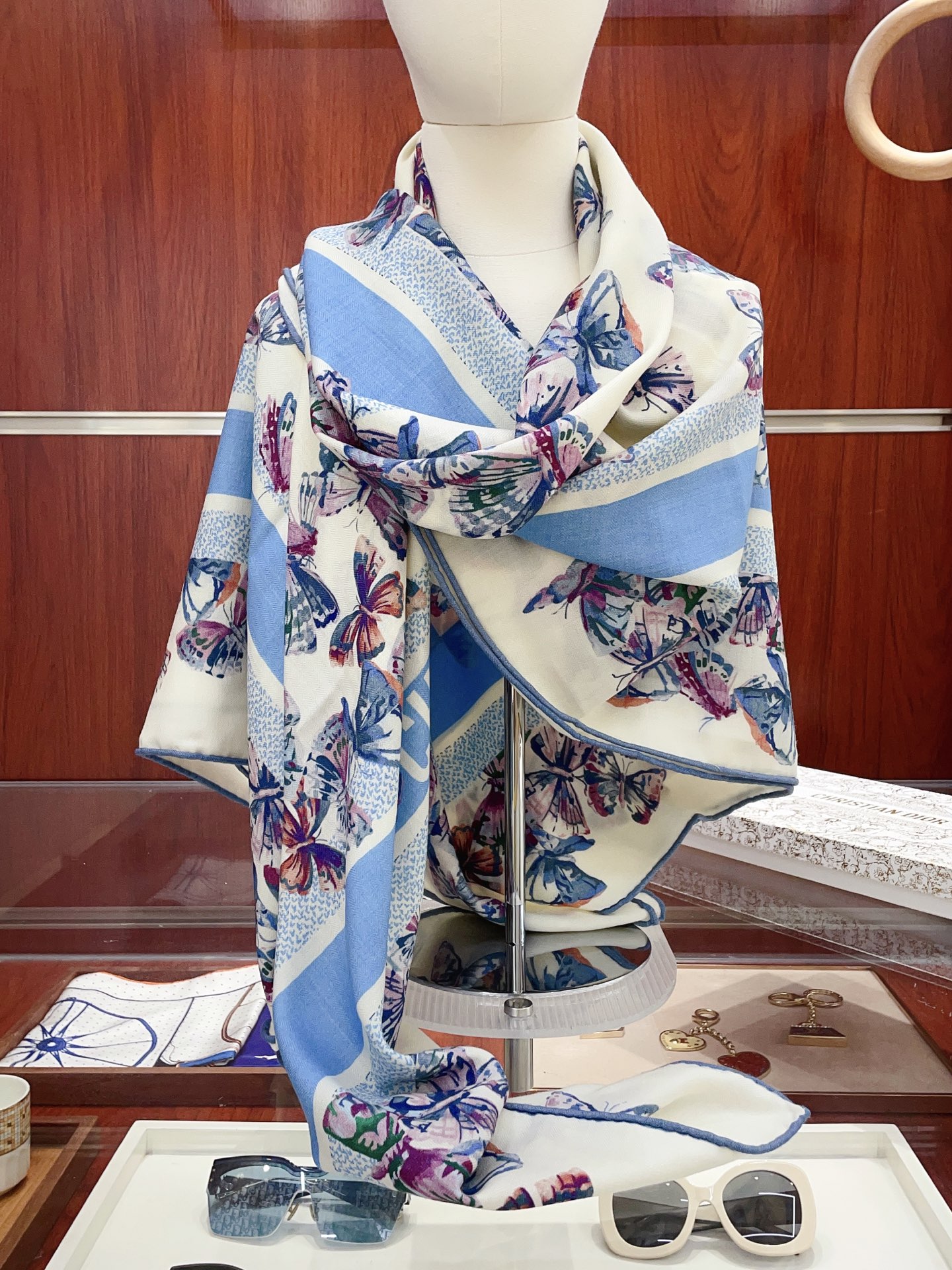 NO:337988,[Double-sided and same color silk wool style] CD home cashmere new style. It is recommended to buy it. Double-sided and same color cashmere square scarf. D home ZG hit three-dimensional presentation pattern and pattern. The real product is very high. Special craftsmanship is amazing. Special cutting-edge technology is loved by white and rich beauty. Whether it is quality, style, price, they scream. Super high cost performance, absolutely worth buying. Size 140cm*140cm, 70 cashmere silk high-version scarf, high-version scarf, dior, real silk.19860909【双面同色 丝毛款】CD家羊绒新款 买了都说好看推荐双面同色羊绒方巾D家ZG爆款立体呈现图案纹路实物档次极高特殊工艺高端研发惊艳问世特殊尖端工艺处理受到白富美的喜欢 无论是品质 款式 价格都令大牌控的她们尖叫 超高性价比 绝对值得入手尺寸140cm*140cm,70羊绒真丝高版本围巾,高版本围巾,dior,real silk,scarf