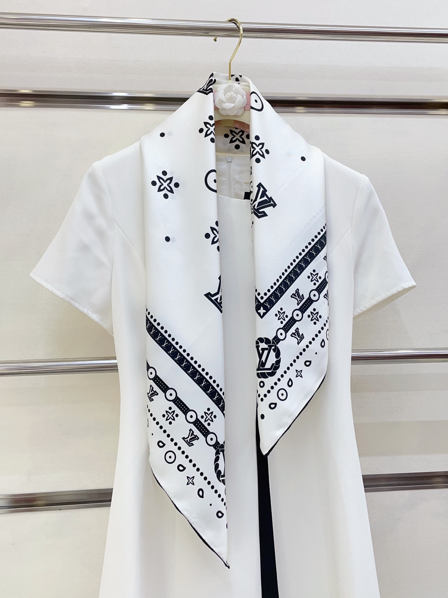 NO:338022,[18 Mmi Double-sided and same color] The upper body effect is crazy. I like the counter. The latest model of L*~ It is very eye-catching. This kind of element of L has always been the aura of a high-end woman. The combination of fashion and femininity is just right. This combination is really fashionable. Elegant and feminine are very suitable for the daily color matching, the gloss and curly edges are made very well, and the custom-grade fabric gives the scarf a lot easier to shape. A very heavy and luxurious design, but the upper body looks unique and noble temperament!  Simple base with this scarf, simple matching gives people a very comfortable and tasteful brand feel... Recommended 90*90cm top twill silk square scarf, high-version scarf, real silk19860909【18 姆米 双面同色】上身效果疯狂的喜欢专柜也是刚刚上架的,L*最最新款~非常有看头,L的这类元素一直是高级女人的气场感,时髦和女人味融合的刚刚好这样的搭配真的是好时髦,优雅女人味非常适合日搭的配色手感,光泽感,卷边都做的非常好,定制级面料.赋予了围巾更非常容易造型.非常重磅奢华的设计,上身却别样衬得人高贵气质！简单的打底配此款围巾,简单的搭配却给人非常舒适有品味的大牌感…推荐90*90cm顶级斜纹真丝方巾高版本围巾,高版本围巾,real silk,scarf