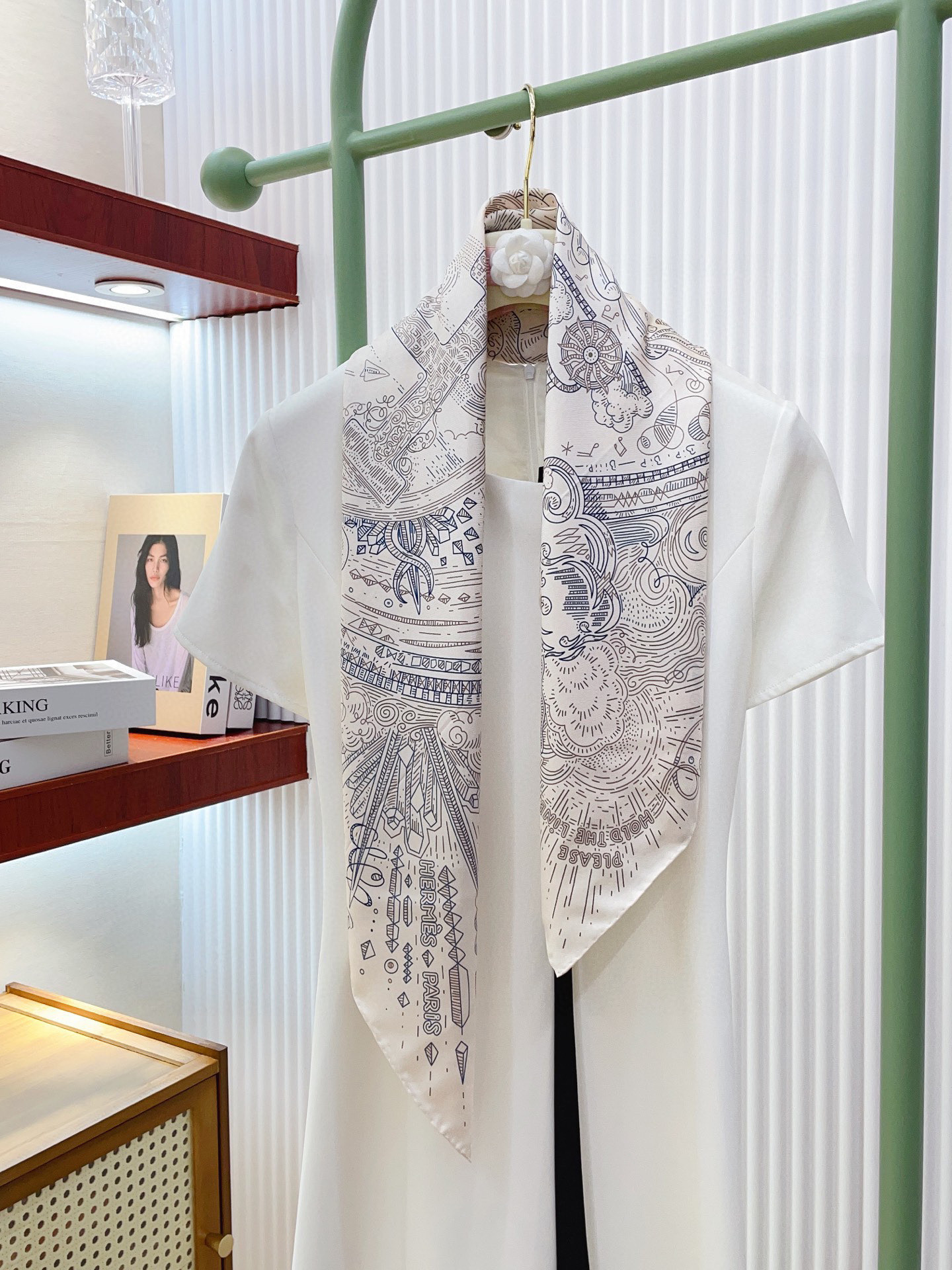 NO:338033,[18 Mmi Double-sided and same color] H**S silk new style is recommended when you buy it. [In the process of connecting 90] Silk square scarf, top-level craftsmanship and value-added counters, three-dimensional presentation patterns and patterns, physical grades, high-end technology, high-end research and development, and special cutting-edge technology processing is loved by Bai Fumei. Whether it is quality, style, price, they scream, super high cost performance, absolutely worth buying twill silk, size 90cm*90cm high version scarf, high version scarf, real silk,19860909【18姆米 双面同色】H**S真丝新款买了都说好看推荐【正在接通中 90】真丝方巾,顶级工艺超值专柜爆款立体呈现图案纹路实物档次极高特殊工艺高端研发惊艳问世特殊尖端工艺处理受到白富美的喜欢 无论是品质 款式 价格都令大牌控的她们尖叫 超高性价比 绝对值得入手斜纹真丝,尺寸90cm*90cm高版本围巾,高版本围巾,real silk,scarf