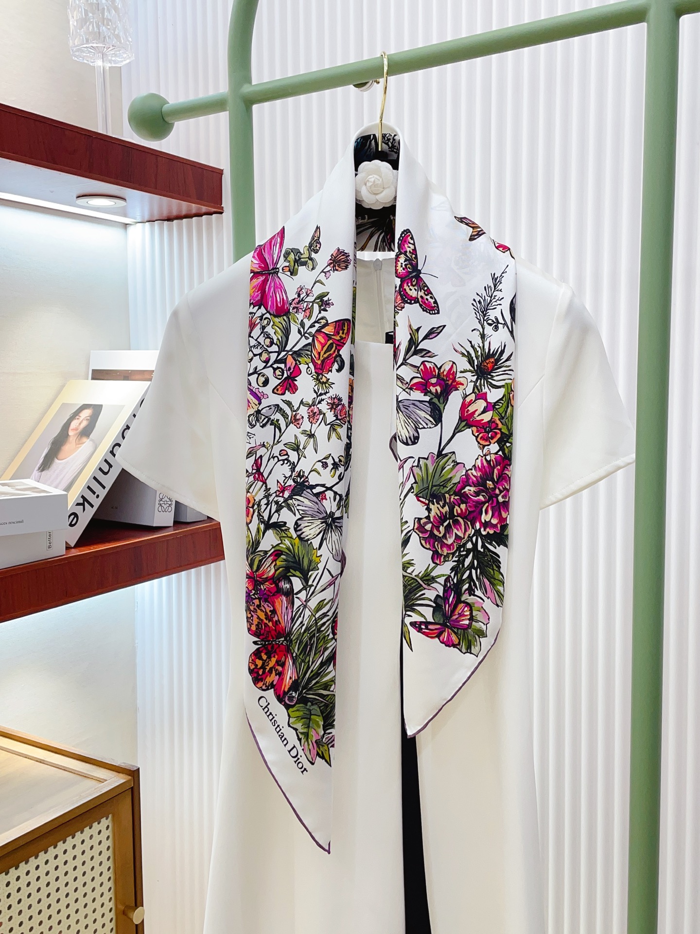 NO:338693,[16 Mmi Single side] High-end feel CD [Floral Print 90] High-end fashionable style color matching is very exquisite, the pattern is ingenious, the upper body is simply amazing, integrated into daily items, can be matched with very young outfits. It is enough to make any mediocre outfit amazing, with rich matching functions soft. The feel, luster, curled edges are very well made, and customized fabrics give the scarf a lot easier to shape. The simple combination gives people a very comfortable and tasteful big brand feel... Recommended 90*90cm top twill silk square scarf, high-end scarf, real silk, recommended 90*90cm top twill silk square scarf, high-end scarf, real silk19860909【16姆米 单面】高级感爆棚CD【花卉印花 90】高级时髦风配色非常考究,图案匠心,上身简直美得太惊艳了融入日常的单品,可以搭配很年轻的穿搭方式.它足以让任何一件平庸的服装变得惊艳无比,有着丰富搭配功能柔软.手感,光泽感,卷边都做的非常好,定制级面料.赋予了围巾更非常容易造型.简单的搭配却给人非常舒适有品味的大牌感…推荐90*90cm顶级斜纹真丝方巾高版本围巾,高版本围巾,real silk,scarf