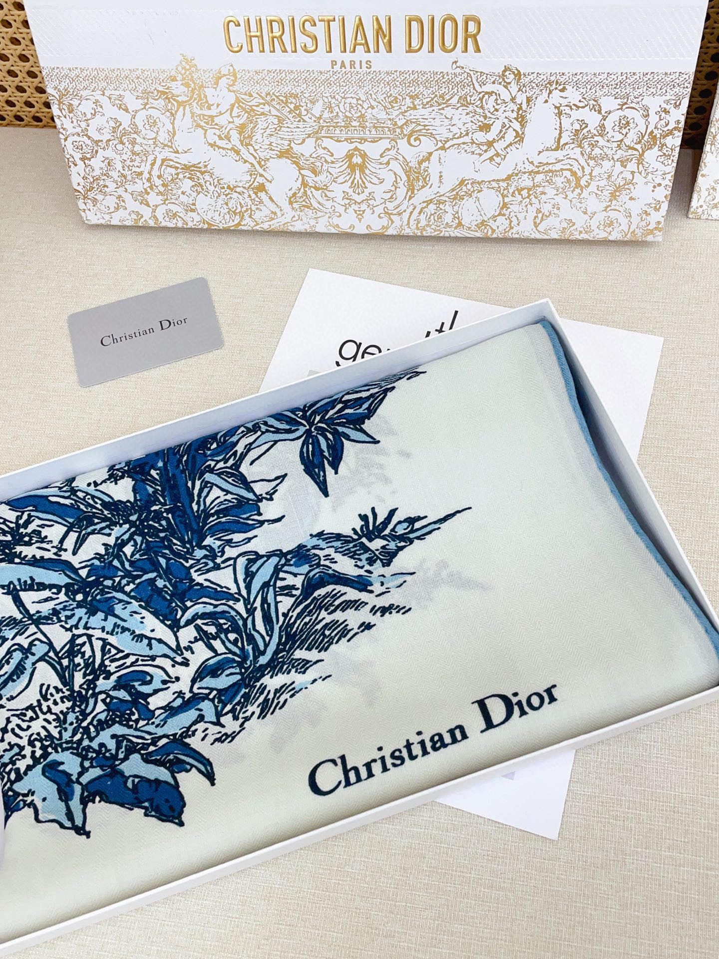 ✨✨【双面同色 丝毛款】CD家羊绒新款 买了都说好看‼️推荐💕双面同色羊绒方巾‼️D家ZG爆款🎁💟立体呈