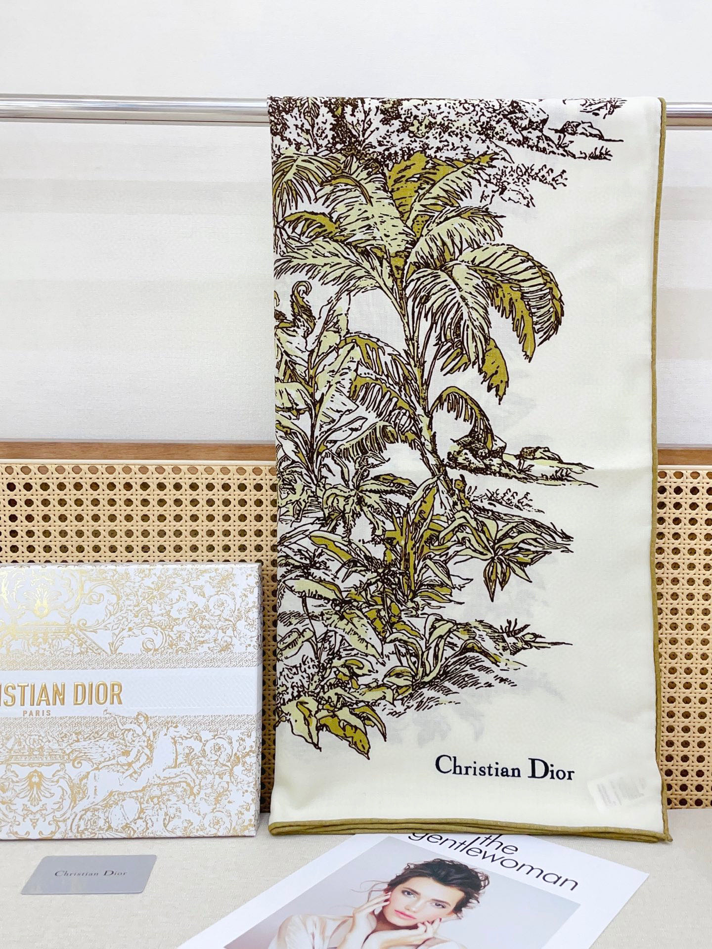 ✨✨【双面同色 丝毛款】CD家羊绒新款 买了都说好看‼️推荐💕双面同色羊绒方巾‼️D家ZG爆款🎁💟立体呈