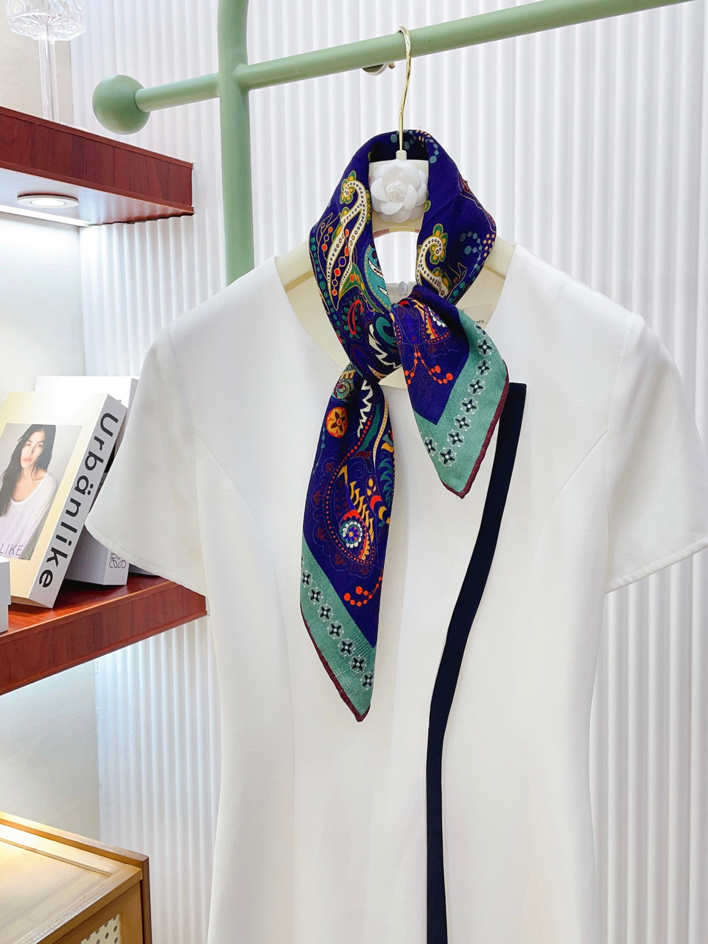 ✨✨【暗纹提花丝毛款 双面同色】新品 LP家【小方巾】春夏真丝款 随意切换造型 ,小巧又不失优雅的款式 