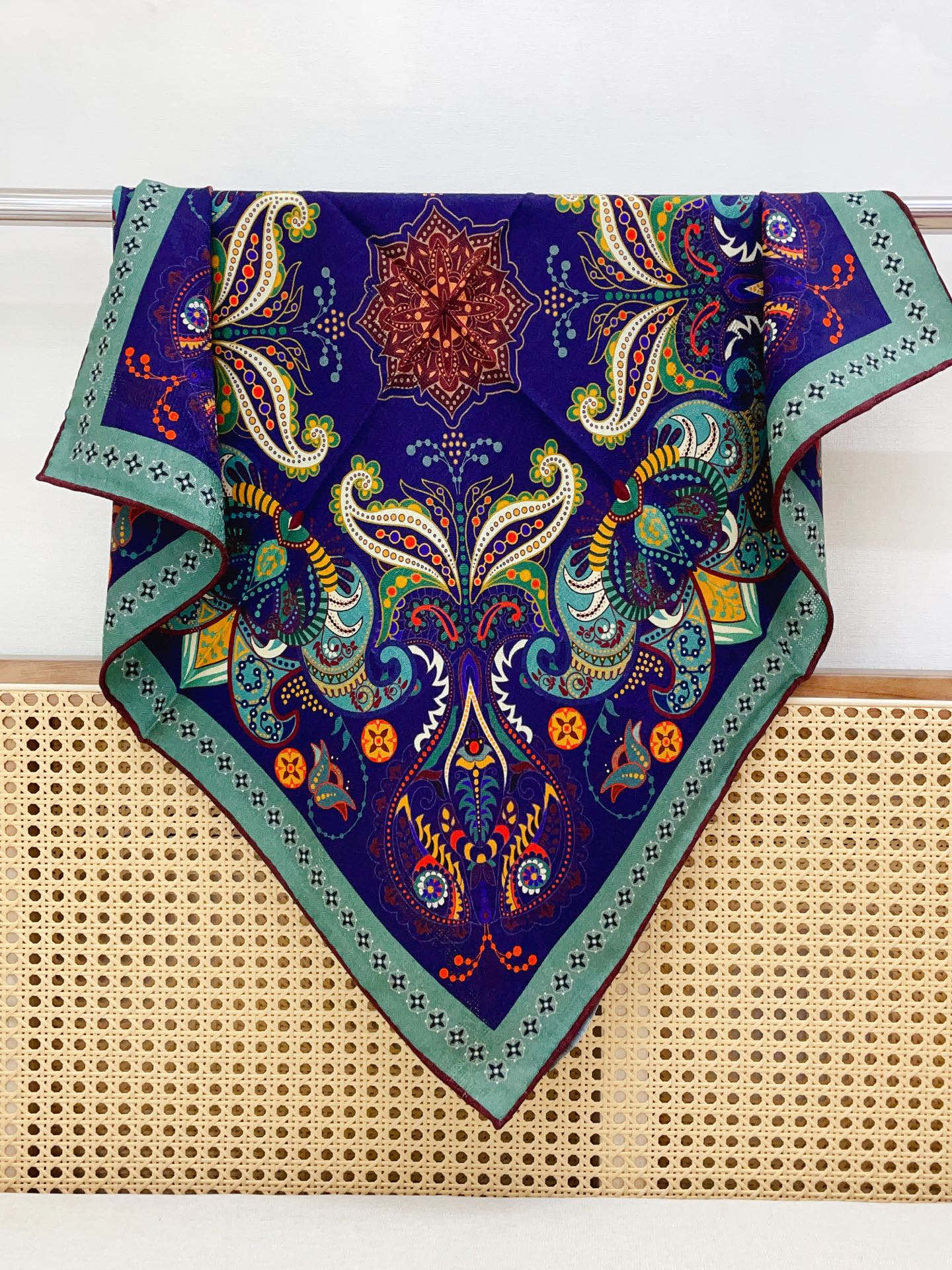 ✨✨【暗纹提花丝毛款 双面同色】新品 LP家【小方巾】春夏真丝款 随意切换造型 ,小巧又不失优雅的款式 