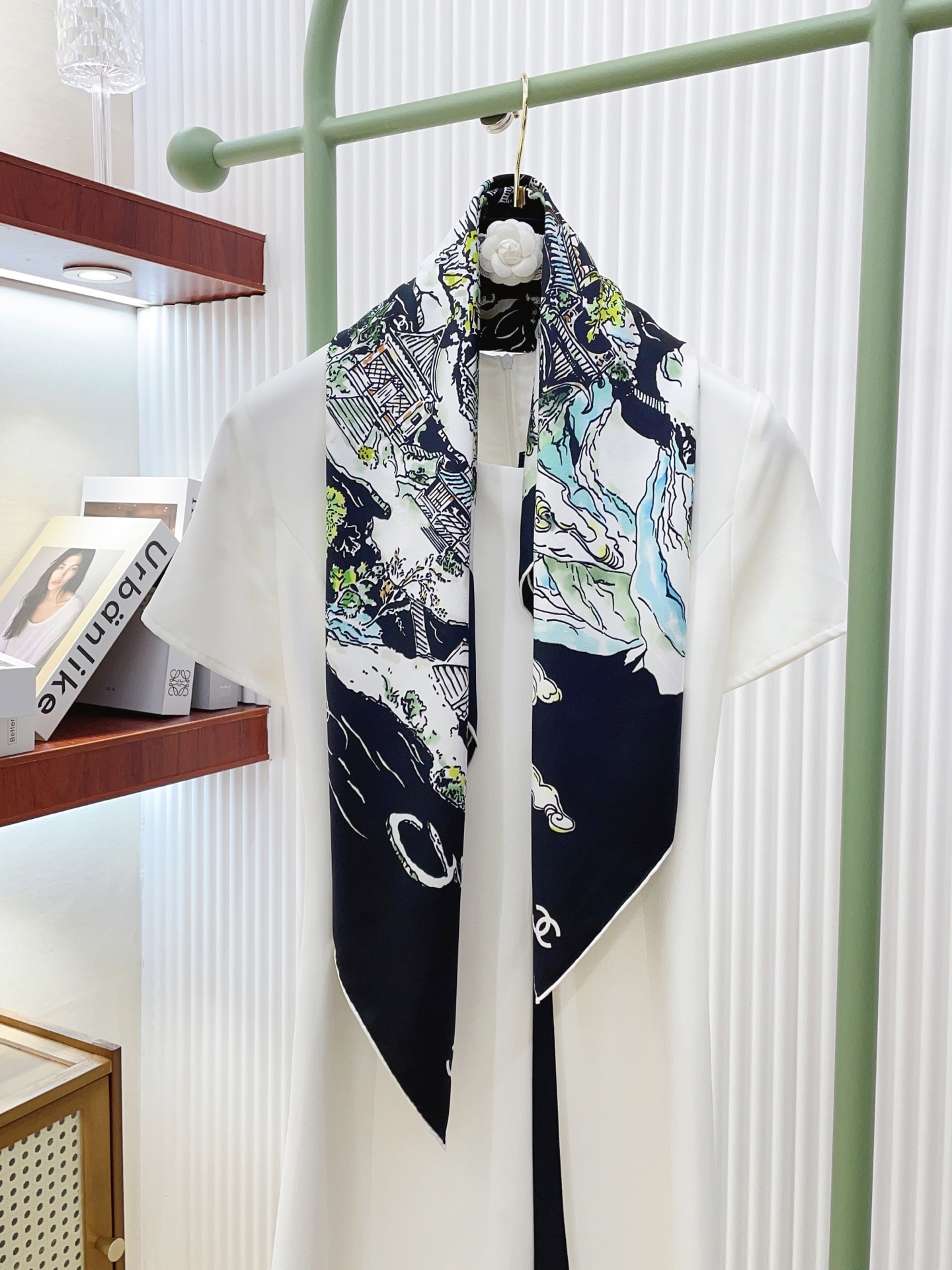 NO:340071,[18 Mmi, double-sided and same color] The new Xiaoxiangmei is beautiful [Tearing] The latest imperial palace-level classic element design style is extremely beautiful. Really, the upper body is extremely skin-skin color, versatile, look at it yourself. The special cutting-edge craftsmanship is loved by Bai Fumei. Whether it is quality, style, price makes the big brand scream. Super high cost performance, absolutely worth buying. Size 90x90cm Twill silk high-version scarf, high-version scarf, real silk.19860909【18姆米 双面同色】新款小香美翻了[流泪]最新御用殿堂级极品经典元素图案设计风格美丽至极 真的 上身极为衬肤色 百搭 好看不好看自己看吧 特殊尖端工艺处理受到白富美的喜欢 无论是品质 款式 价格都令大牌控的她们尖叫 超高性价比 绝对值得入手 尺寸90x90cm 斜纹真丝高版本围巾,高版本围巾,real silk,scarf