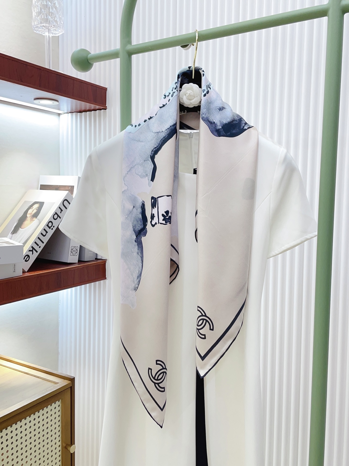 NO:339177,[16 Mmi, single side] The new Xiaoxiangmei is full of [Tears] The latest imperial palace-level classic element design style is extremely beautiful. Really, the upper body is extremely skin-skin color, versatile, look at it yourself. The special cutting-edge craftsmanship is loved by Bai Fumei. Whether it is quality, style, price makes the big brand scream. Super high cost performance, absolutely worth buying. Size 90x90cm Twill silk high-version scarf, high-version scarf, real silk.19860909【16姆米 单面】新款小香美翻了[流泪]最新御用殿堂级极品经典元素图案设计风格美丽至极 真的 上身极为衬肤色 百搭 好看不好看自己看吧 特殊尖端工艺处理受到白富美的喜欢 无论是品质 款式 价格都令大牌控的她们尖叫 超高性价比 绝对值得入手 尺寸90x90cm 斜纹真丝高版本围巾,高版本围巾,real silk,scarf