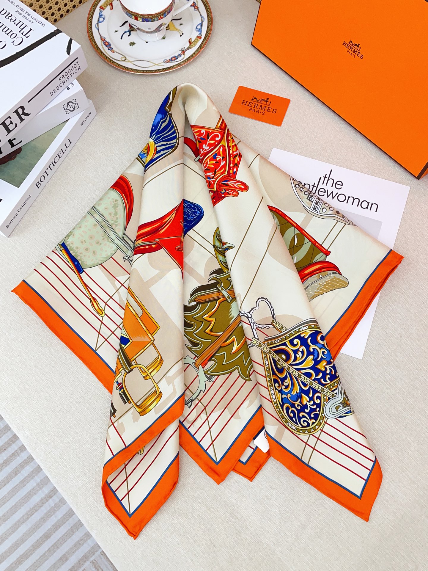 ✨✨【18姆米 双面同色】H**S真丝新款🆕👏👏买了都说好看‼️推荐💕【鞍上世界90】真丝方巾，顶级工艺