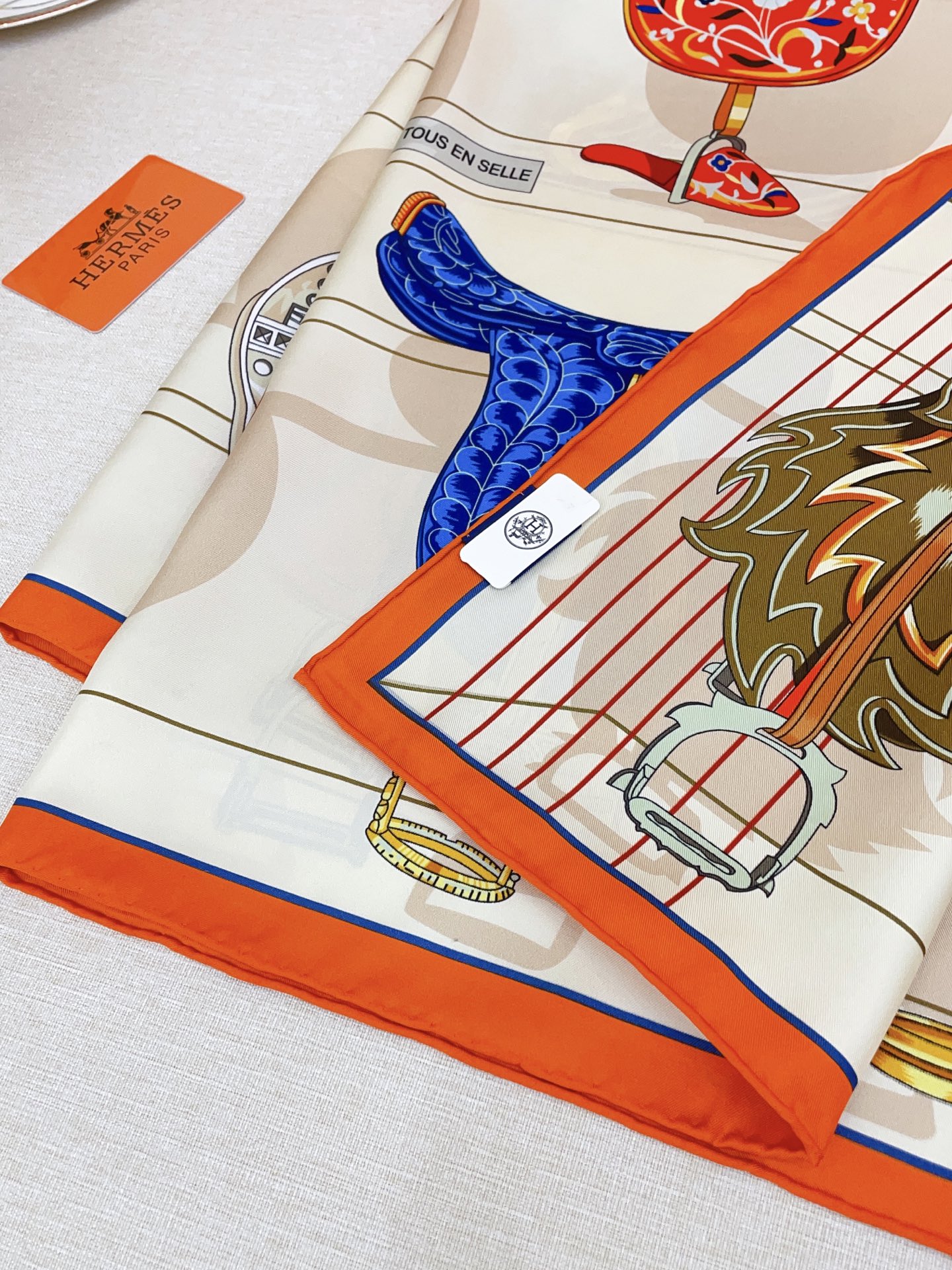 ✨✨【18姆米 双面同色】H**S真丝新款🆕👏👏买了都说好看‼️推荐💕【鞍上世界90】真丝方巾，顶级工艺