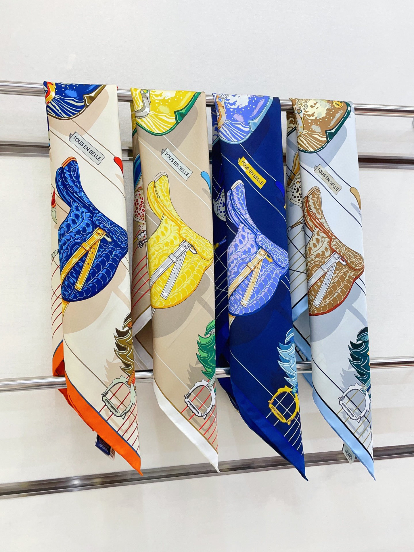 ✨✨【18姆米 双面同色】H**S真丝新款🆕👏👏买了都说好看‼️推荐💕【鞍上世界90】真丝方巾，顶级工艺