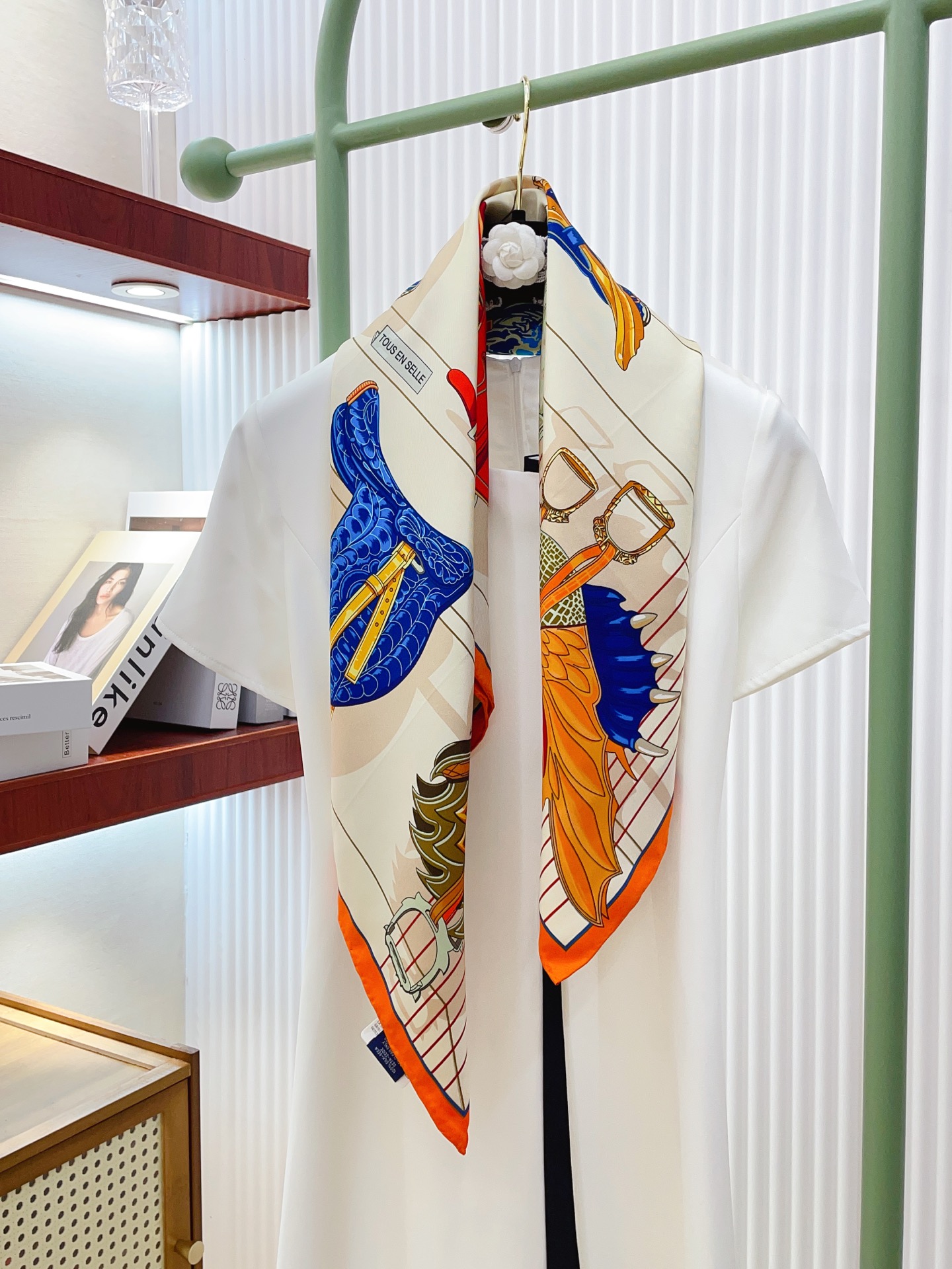 ✨✨【18姆米 双面同色】H**S真丝新款🆕👏👏买了都说好看‼️推荐💕【鞍上世界90】真丝方巾，顶级工艺