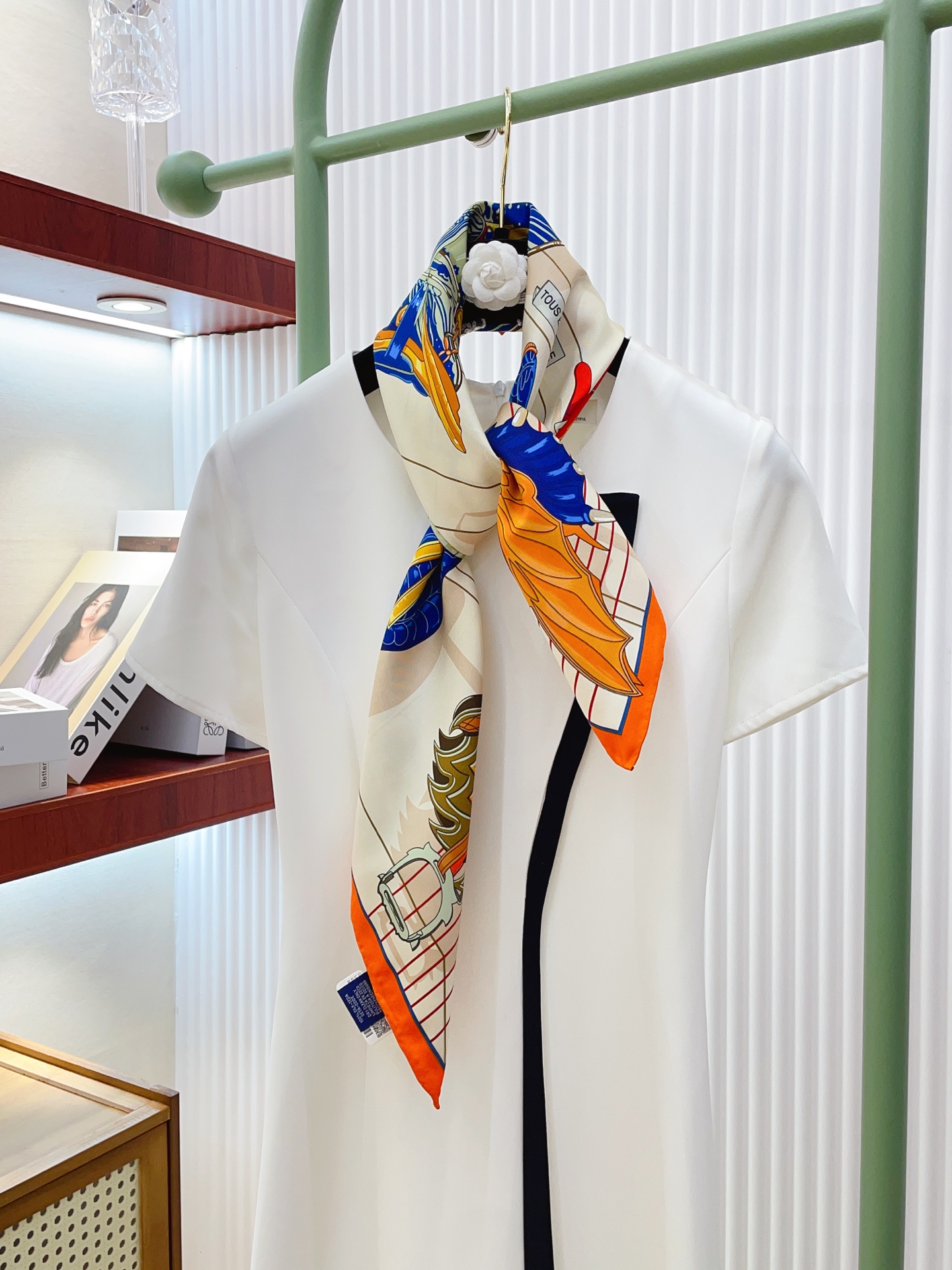 ✨✨【18姆米 双面同色】H**S真丝新款🆕👏👏买了都说好看‼️推荐💕【鞍上世界90】真丝方巾，顶级工艺