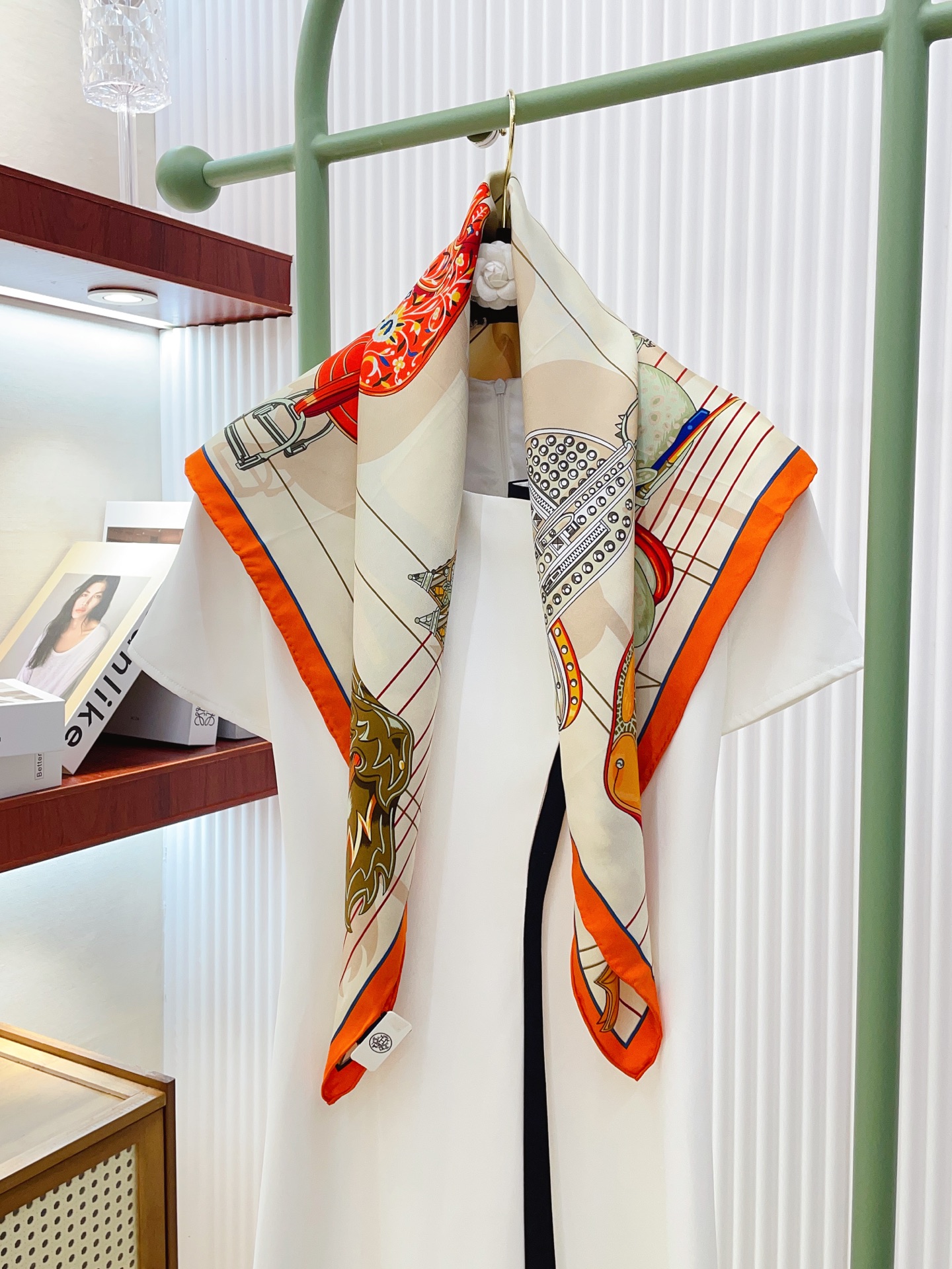 ✨✨【18姆米 双面同色】H**S真丝新款🆕👏👏买了都说好看‼️推荐💕【鞍上世界90】真丝方巾，顶级工艺