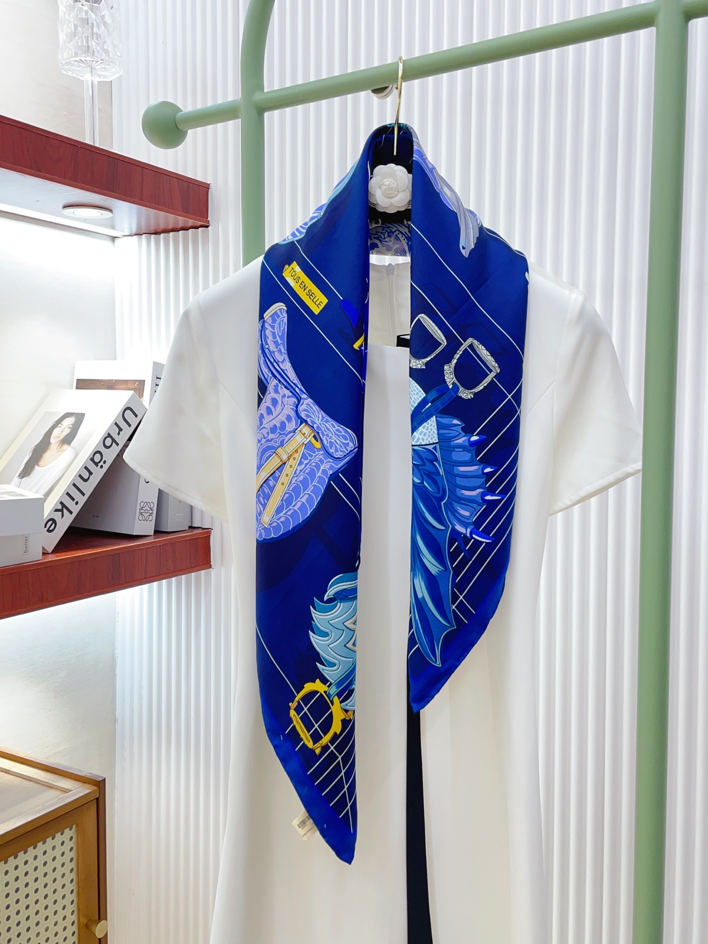 ✨✨【18姆米 双面同色】H**S真丝新款🆕👏👏买了都说好看‼️推荐💕【鞍上世界90】真丝方巾，顶级工艺