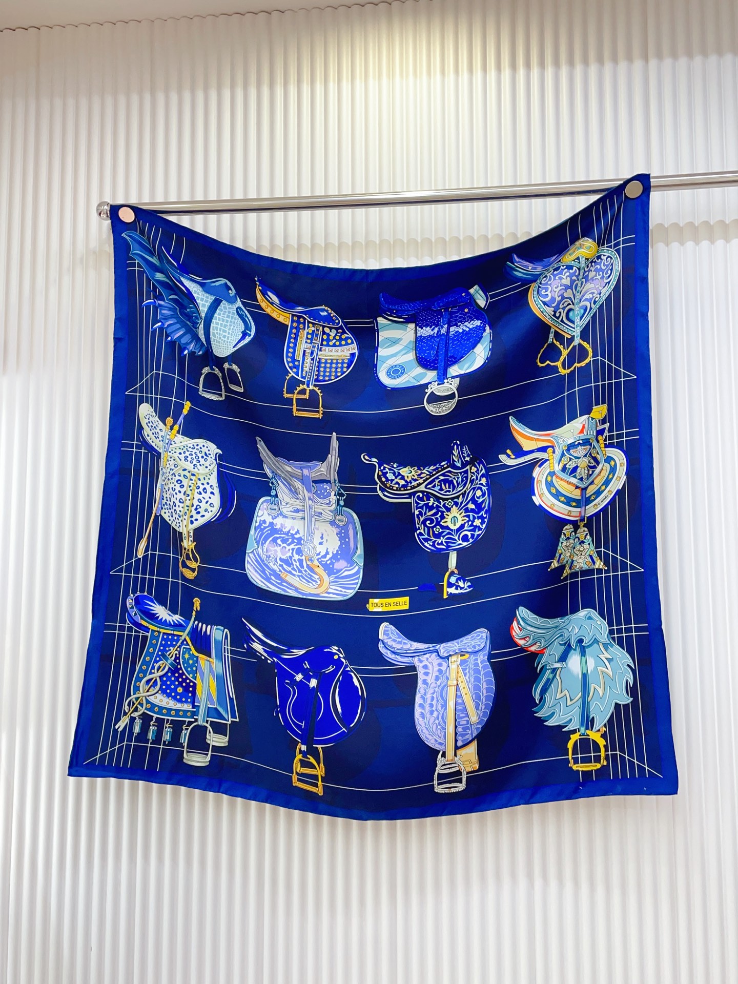 ✨✨【18姆米 双面同色】H**S真丝新款🆕👏👏买了都说好看‼️推荐💕【鞍上世界90】真丝方巾，顶级工艺