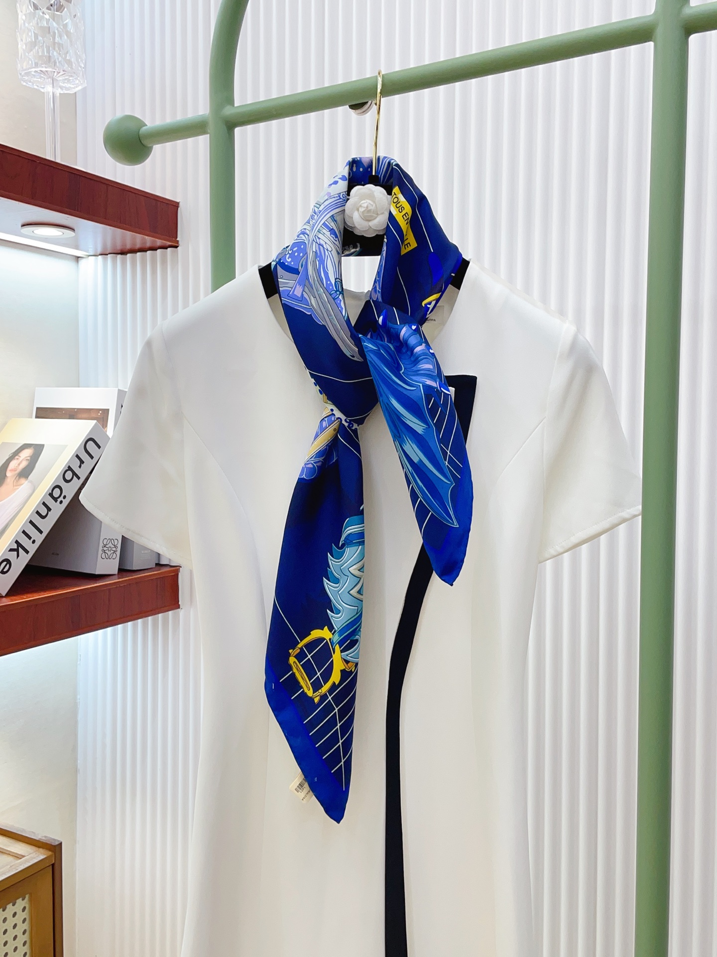 ✨✨【18姆米 双面同色】H**S真丝新款🆕👏👏买了都说好看‼️推荐💕【鞍上世界90】真丝方巾，顶级工艺