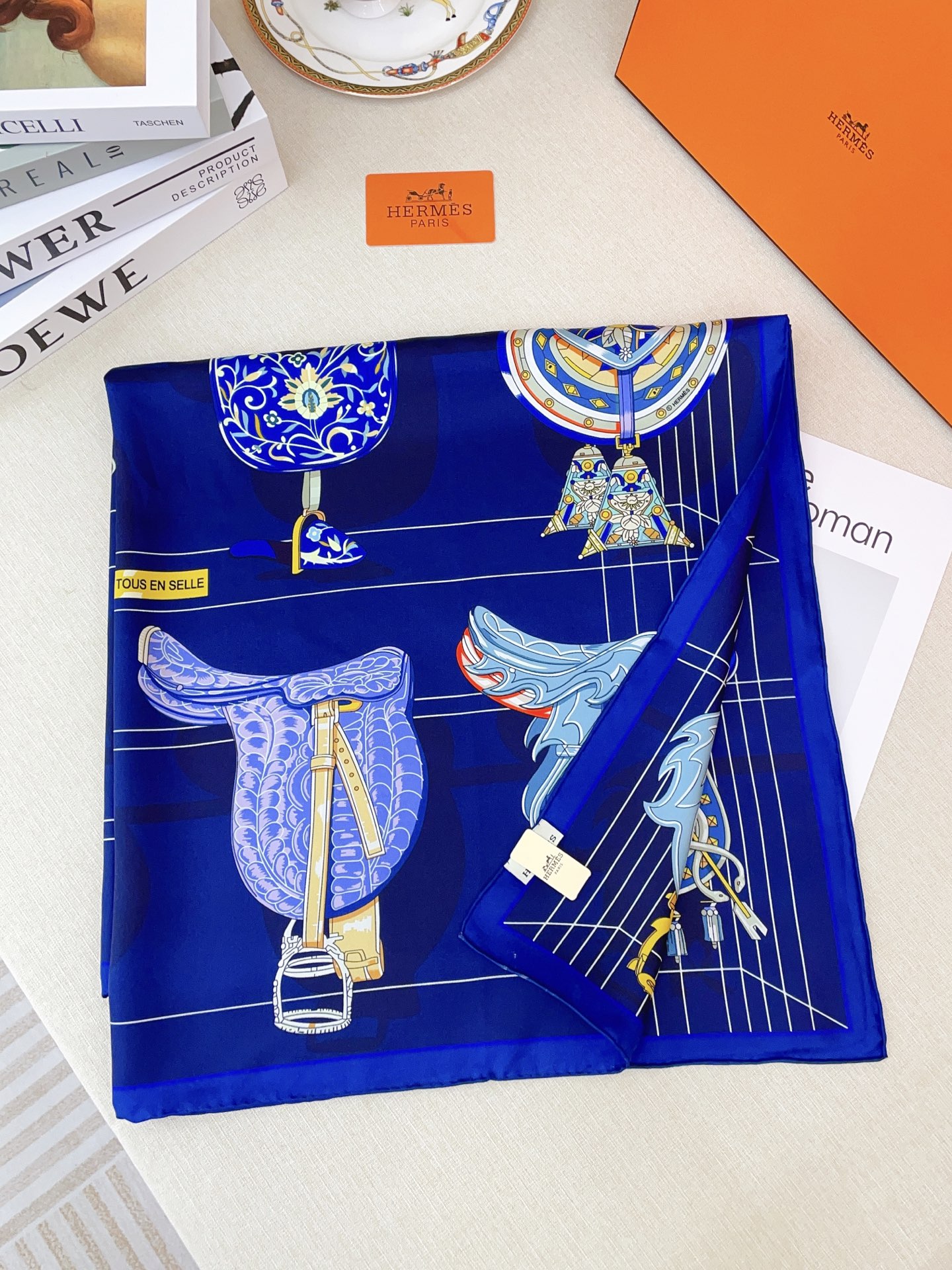 ✨✨【18姆米 双面同色】H**S真丝新款🆕👏👏买了都说好看‼️推荐💕【鞍上世界90】真丝方巾，顶级工艺