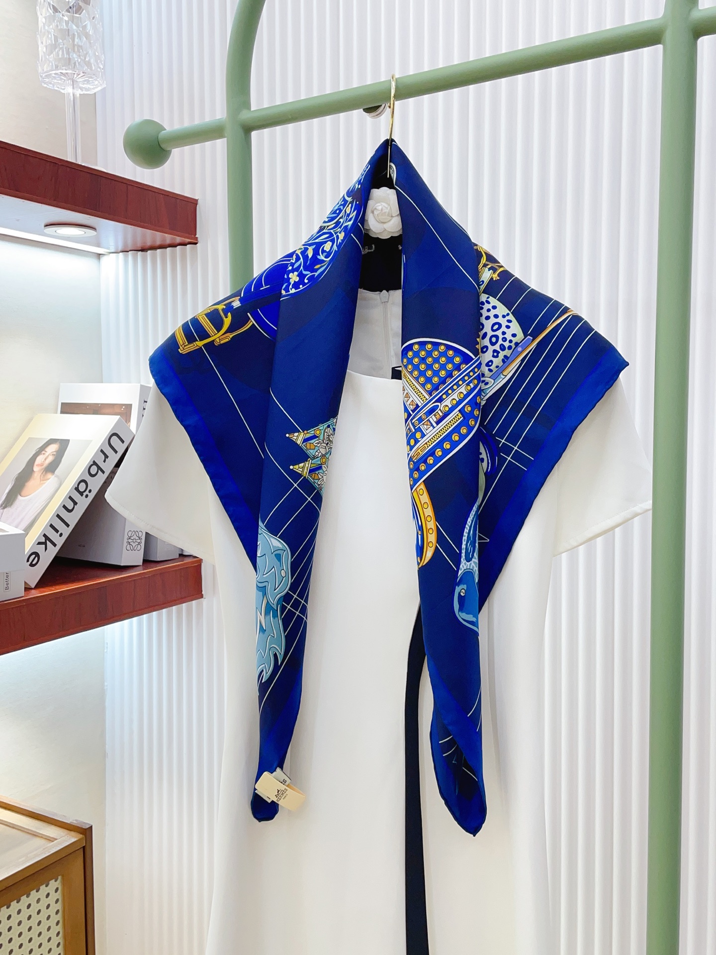 ✨✨【18姆米 双面同色】H**S真丝新款🆕👏👏买了都说好看‼️推荐💕【鞍上世界90】真丝方巾，顶级工艺